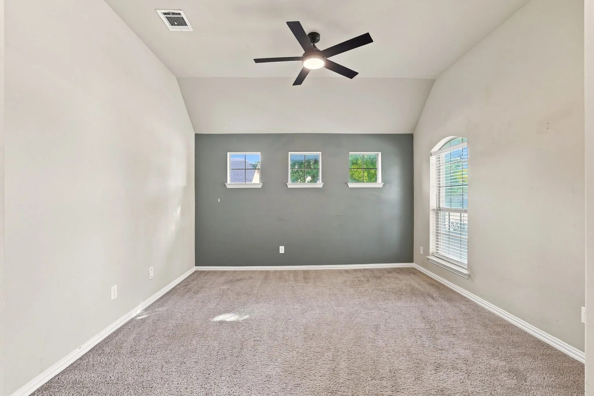 Single Family Residence For Sale in Kaufman County , 255 Archer Way, Forney, Texas 75126, 3 Bedroom, 2 Bathroom, 2 Garage spaces, 2,030 Sqft, built in 2012, mls#21356904, Real Estate Agent in Forney, Homes For Sale in Kaufman county, Homes For Sale in Forney, Realtor in Forney Texas, Real Estate Brokerage Independent Realty Texas, Luminita Cordes Realtor