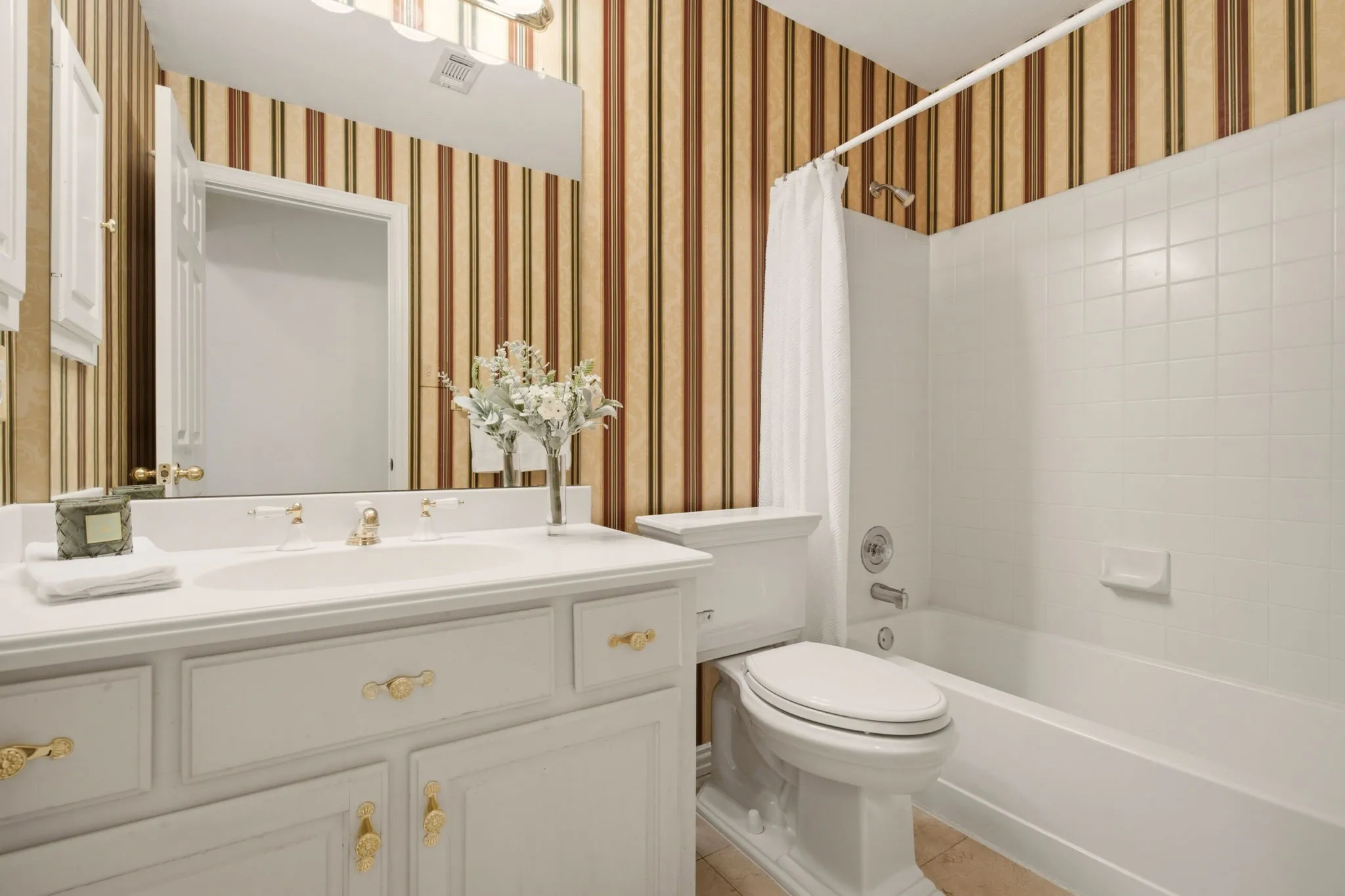 Full bath upstairs hallway.