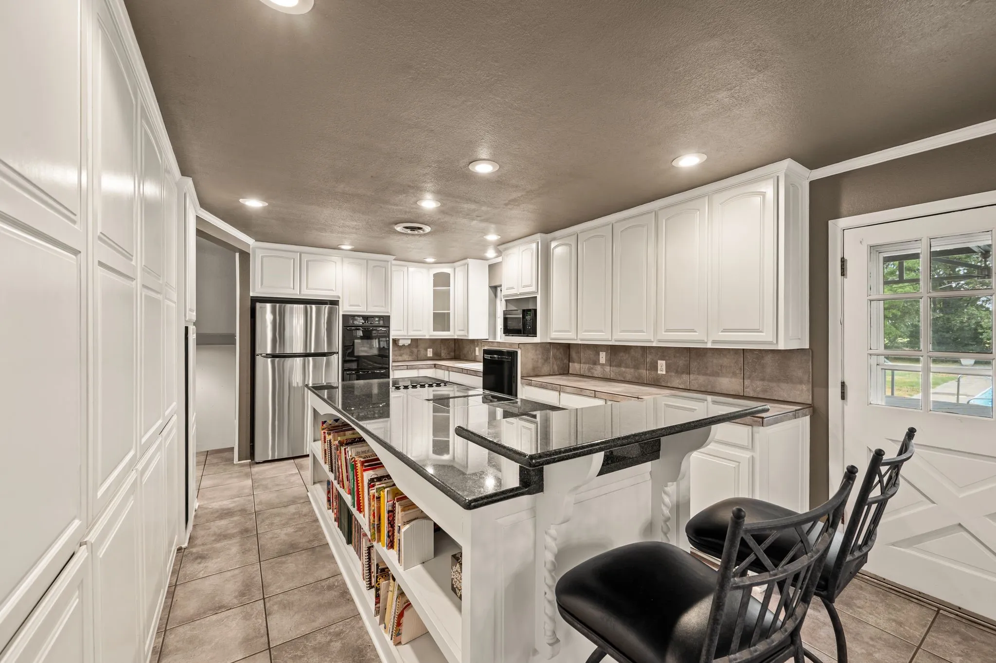 Eat-in Kitchen Bar ample storage.