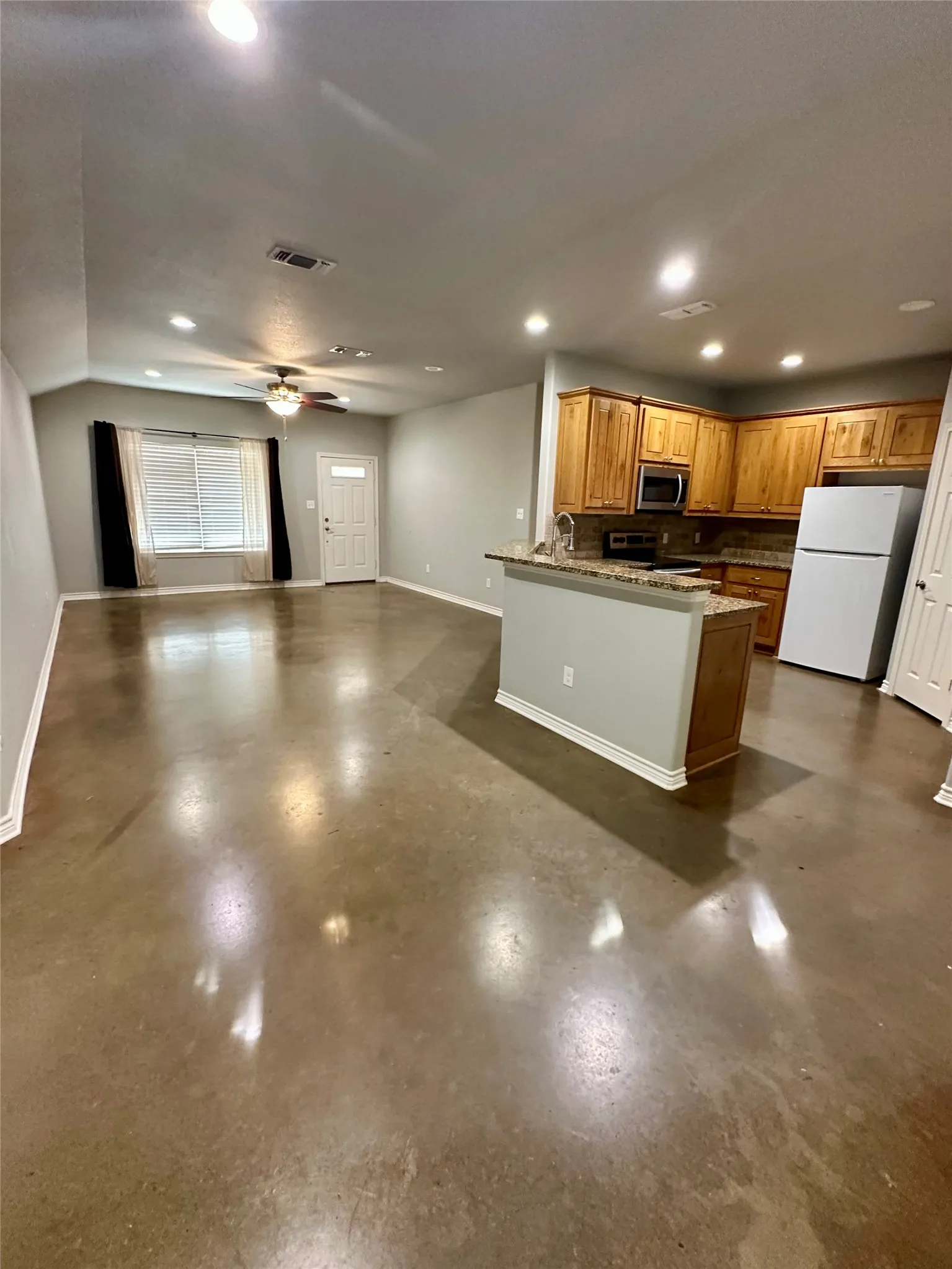 Single Family Residence For Rent in Tarrant County , 134 Dennis Drive, Azle, Texas 76020, 3 Bedroom, 2 Bathroom, 2 Garage spaces, 1,520 Sqft, built in 2019, Price $2,200, mls#21358568, Real Estate Agent in Azle, Homes For Rent in Tarrant county, Homes For Rent in Azle, Realtor in Azle Texas, Real Estate Brokerage Independent Realty Texas, Luminita Cordes Realtor