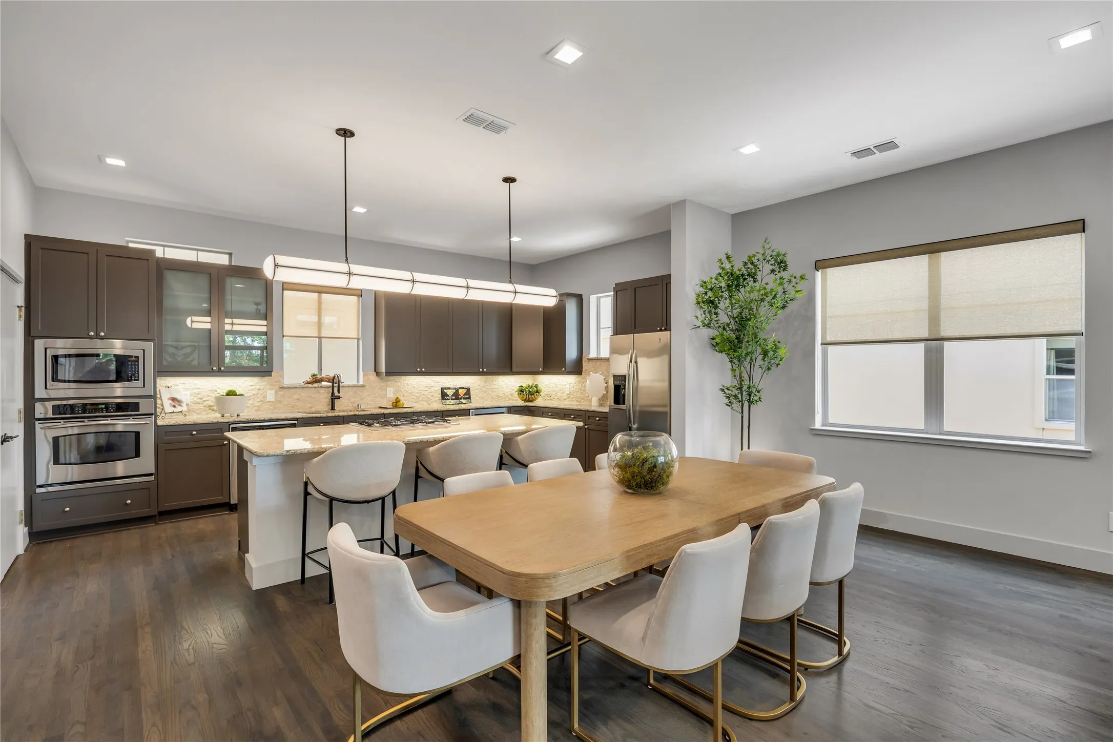 Townhouse For Sale in Dallas County , 2313 Clark Street, Dallas, Texas 75204, 3 Bedroom, 4 Bathroom, 2 Garage spaces, 2,353 Sqft, built in 2004, mls#21331790, Real Estate Agent in Dallas, Homes For Sale in Dallas county, Homes For Sale in Dallas, Realtor in Dallas Texas, Real Estate Brokerage Independent Realty Texas, Luminita Cordes Realtor