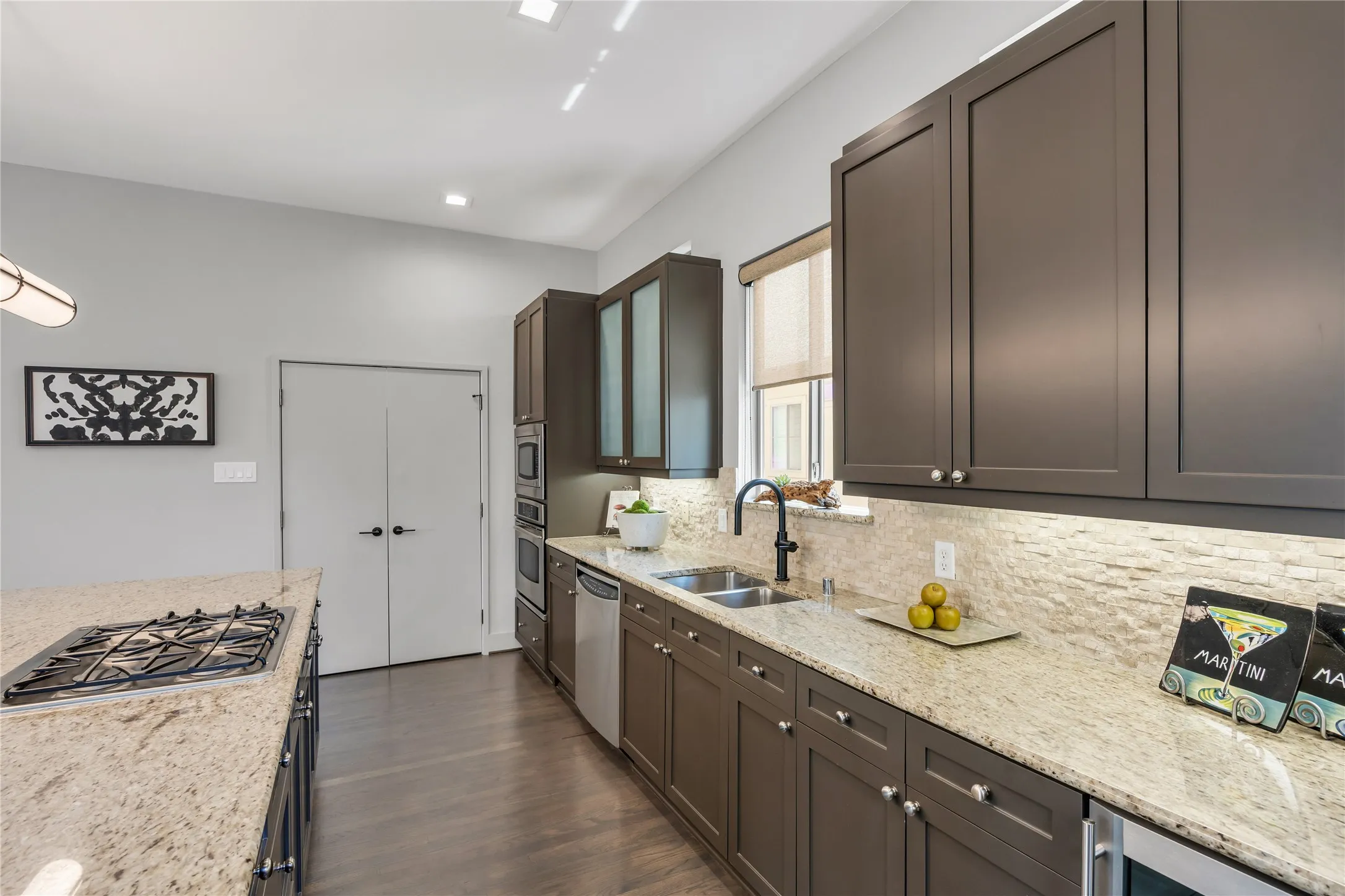 Townhouse For Sale in Dallas County , 2313 Clark Street, Dallas, Texas 75204, 3 Bedroom, 4 Bathroom, 2 Garage spaces, 2,353 Sqft, built in 2004, mls#21331790, Real Estate Agent in Dallas, Homes For Sale in Dallas county, Homes For Sale in Dallas, Realtor in Dallas Texas, Real Estate Brokerage Independent Realty Texas, Luminita Cordes Realtor