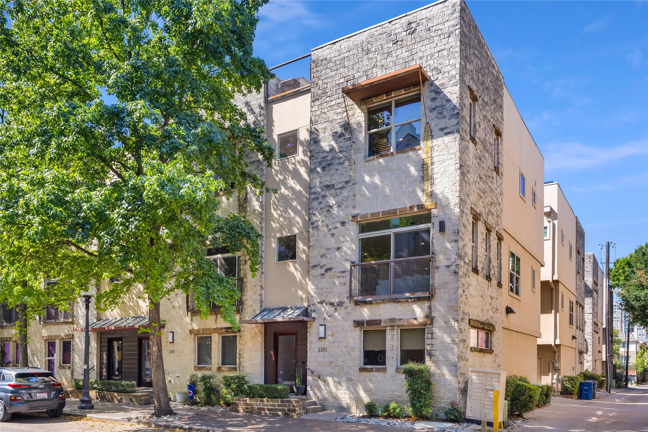 Townhouse For Sale in Dallas County , 2313 Clark Street, Dallas, Texas 75204, 3 Bedroom, 4 Bathroom, 2 Garage spaces, 2,353 Sqft, built in 2004, mls#21331790, Real Estate Agent in Dallas, Homes For Sale in Dallas county, Homes For Sale in Dallas, Realtor in Dallas Texas, Real Estate Brokerage Independent Realty Texas, Luminita Cordes Realtor