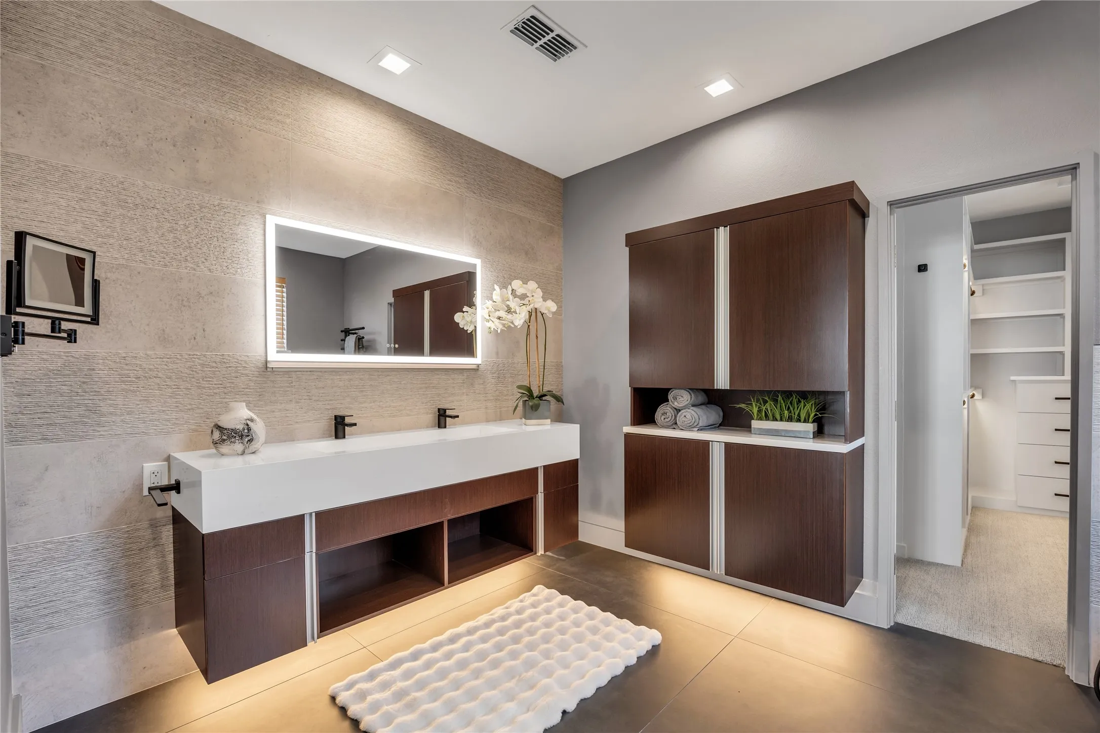Townhouse For Sale in Dallas County , 2313 Clark Street, Dallas, Texas 75204, 3 Bedroom, 4 Bathroom, 2 Garage spaces, 2,353 Sqft, built in 2004, mls#21331790, Real Estate Agent in Dallas, Homes For Sale in Dallas county, Homes For Sale in Dallas, Realtor in Dallas Texas, Real Estate Brokerage Independent Realty Texas, Luminita Cordes Realtor