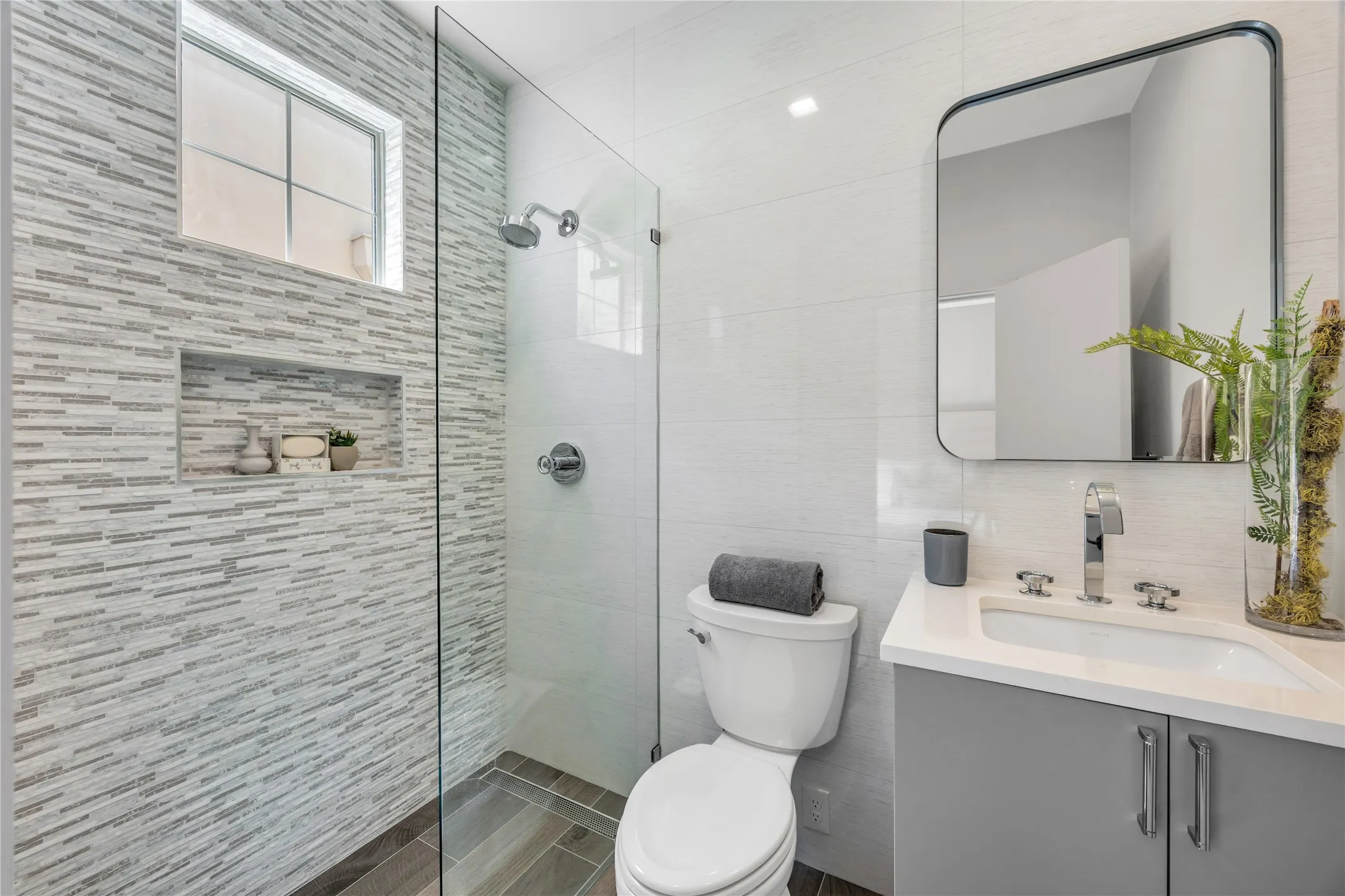 Townhouse For Sale in Dallas County , 2313 Clark Street, Dallas, Texas 75204, 3 Bedroom, 4 Bathroom, 2 Garage spaces, 2,353 Sqft, built in 2004, mls#21331790, Real Estate Agent in Dallas, Homes For Sale in Dallas county, Homes For Sale in Dallas, Realtor in Dallas Texas, Real Estate Brokerage Independent Realty Texas, Luminita Cordes Realtor
