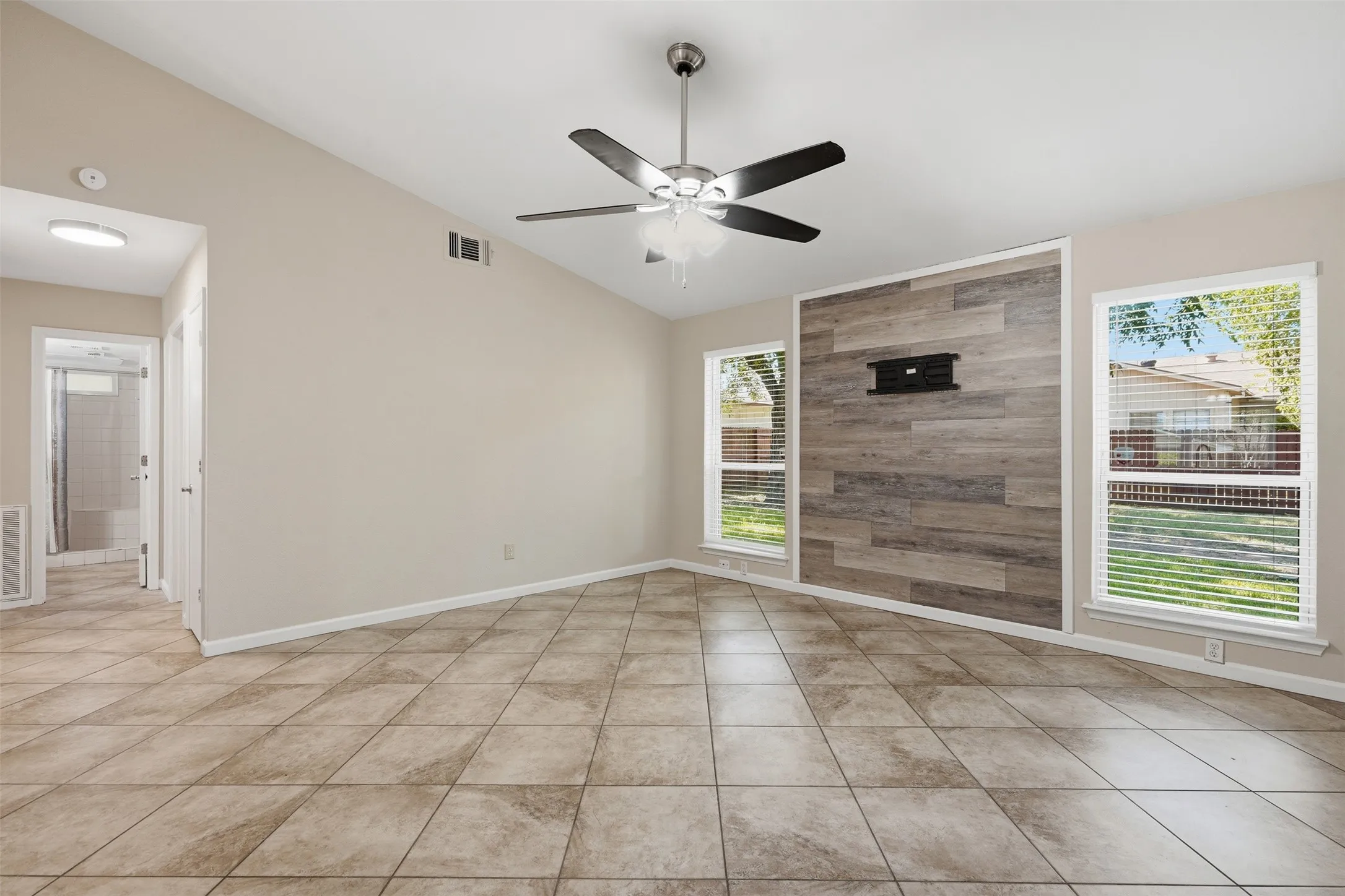 Single Family Residence For Sale in Tarrant County , 2606 Worth Forest Court, Arlington, Texas 76016, 3 Bedroom, 1 Bathroom, 1 Garage spaces, 1,105 Sqft, built in 1984, mls#21357271, Real Estate Agent in Arlington, Homes For Sale in Tarrant county, Homes For Sale in Arlington, Realtor in Arlington Texas, Real Estate Brokerage Independent Realty Texas, Luminita Cordes Realtor