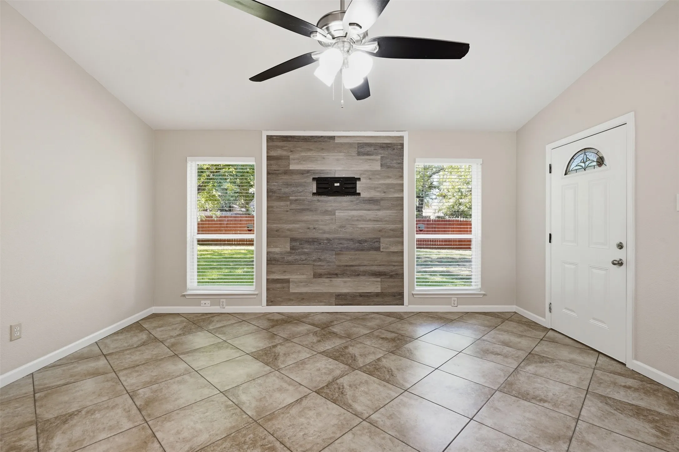 Single Family Residence For Sale in Tarrant County , 2606 Worth Forest Court, Arlington, Texas 76016, 3 Bedroom, 1 Bathroom, 1 Garage spaces, 1,105 Sqft, built in 1984, mls#21357271, Real Estate Agent in Arlington, Homes For Sale in Tarrant county, Homes For Sale in Arlington, Realtor in Arlington Texas, Real Estate Brokerage Independent Realty Texas, Luminita Cordes Realtor