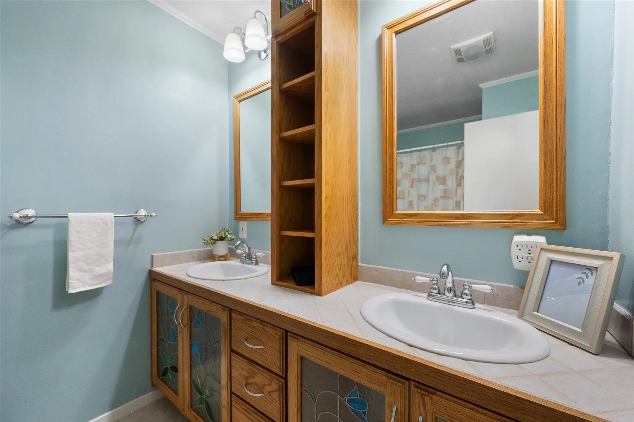 Single Family Residence For Sale in Tarrant County , 7520 Weatherwood Court, Fort Worth, Texas 76133, 3 Bedroom, 2 Bathroom, 2 Garage spaces, 1,914 Sqft, built in 1978, mls#21356304, Real Estate Agent in Fort Worth, Homes For Sale in Tarrant county, Homes For Sale in Fort Worth, Realtor in Fort Worth Texas, Real Estate Brokerage Independent Realty Texas, Luminita Cordes Realtor