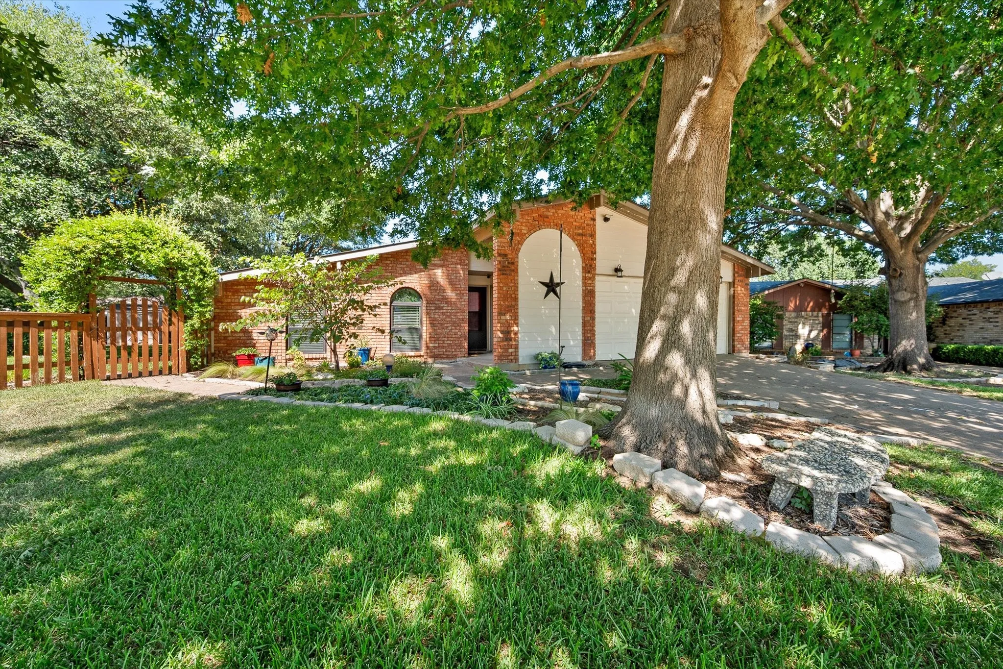 Single Family Residence For Sale in Tarrant County , 7520 Weatherwood Court, Fort Worth, Texas 76133, 3 Bedroom, 2 Bathroom, 2 Garage spaces, 1,914 Sqft, built in 1978, mls#21356304, Real Estate Agent in Fort Worth, Homes For Sale in Tarrant county, Homes For Sale in Fort Worth, Realtor in Fort Worth Texas, Real Estate Brokerage Independent Realty Texas, Luminita Cordes Realtor