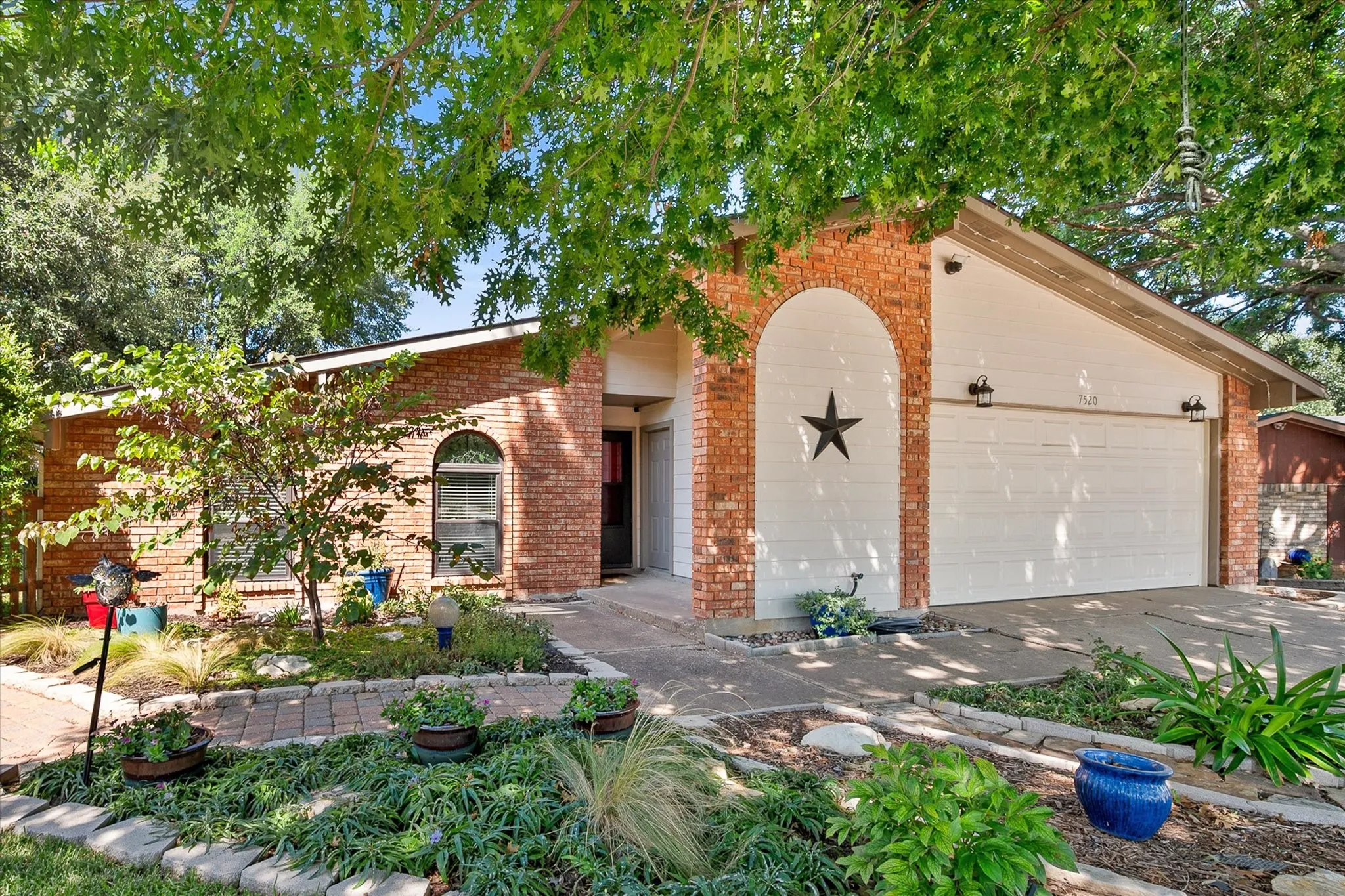 Single Family Residence For Sale in Tarrant County , 7520 Weatherwood Court, Fort Worth, Texas 76133, 3 Bedroom, 2 Bathroom, 2 Garage spaces, 1,914 Sqft, built in 1978, mls#21356304, Real Estate Agent in Fort Worth, Homes For Sale in Tarrant county, Homes For Sale in Fort Worth, Realtor in Fort Worth Texas, Real Estate Brokerage Independent Realty Texas, Luminita Cordes Realtor