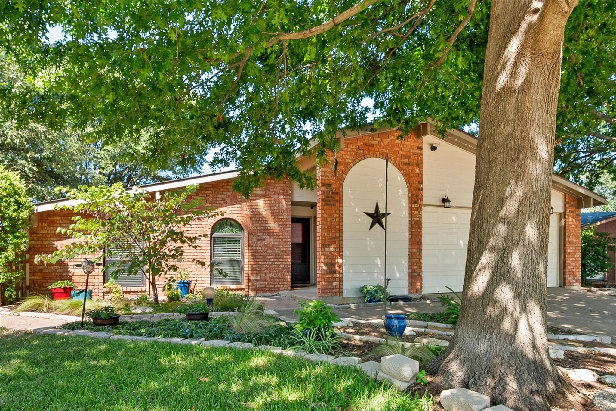 Single Family Residence For Sale in Tarrant County , 7520 Weatherwood Court, Fort Worth, Texas 76133, 3 Bedroom, 2 Bathroom, 2 Garage spaces, 1,914 Sqft, built in 1978, mls#21356304, Real Estate Agent in Fort Worth, Homes For Sale in Tarrant county, Homes For Sale in Fort Worth, Realtor in Fort Worth Texas, Real Estate Brokerage Independent Realty Texas, Luminita Cordes Realtor
