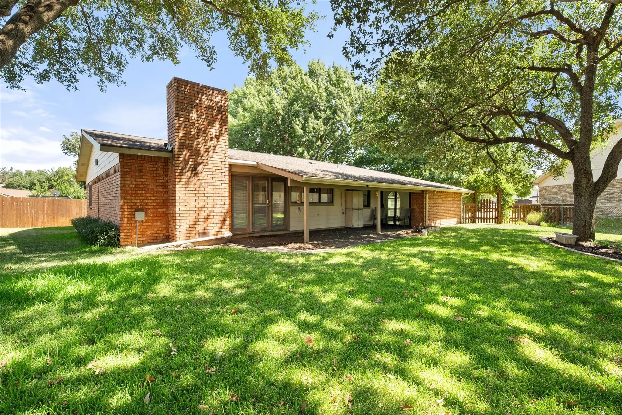 Single Family Residence For Sale in Tarrant County , 7520 Weatherwood Court, Fort Worth, Texas 76133, 3 Bedroom, 2 Bathroom, 2 Garage spaces, 1,914 Sqft, built in 1978, mls#21356304, Real Estate Agent in Fort Worth, Homes For Sale in Tarrant county, Homes For Sale in Fort Worth, Realtor in Fort Worth Texas, Real Estate Brokerage Independent Realty Texas, Luminita Cordes Realtor