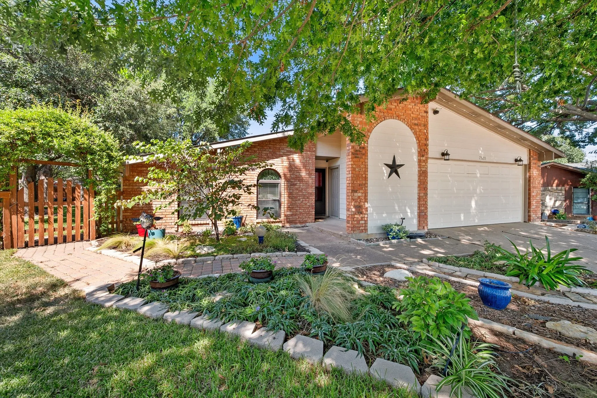 Single Family Residence For Sale in Tarrant County , 7520 Weatherwood Court, Fort Worth, Texas 76133, 3 Bedroom, 2 Bathroom, 2 Garage spaces, 1,914 Sqft, built in 1978, mls#21356304, Real Estate Agent in Fort Worth, Homes For Sale in Tarrant county, Homes For Sale in Fort Worth, Realtor in Fort Worth Texas, Real Estate Brokerage Independent Realty Texas, Luminita Cordes Realtor