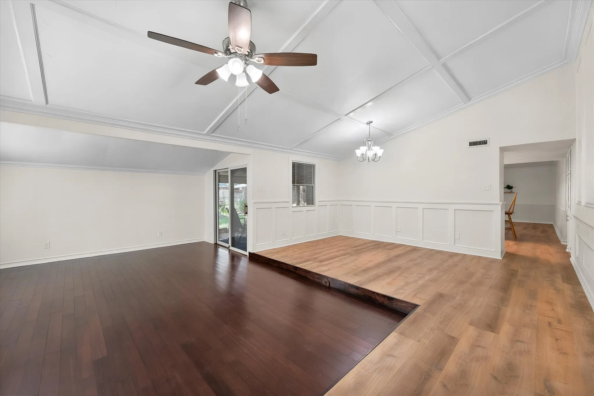 Single Family Residence For Sale in Tarrant County , 7520 Weatherwood Court, Fort Worth, Texas 76133, 3 Bedroom, 2 Bathroom, 2 Garage spaces, 1,914 Sqft, built in 1978, mls#21356304, Real Estate Agent in Fort Worth, Homes For Sale in Tarrant county, Homes For Sale in Fort Worth, Realtor in Fort Worth Texas, Real Estate Brokerage Independent Realty Texas, Luminita Cordes Realtor