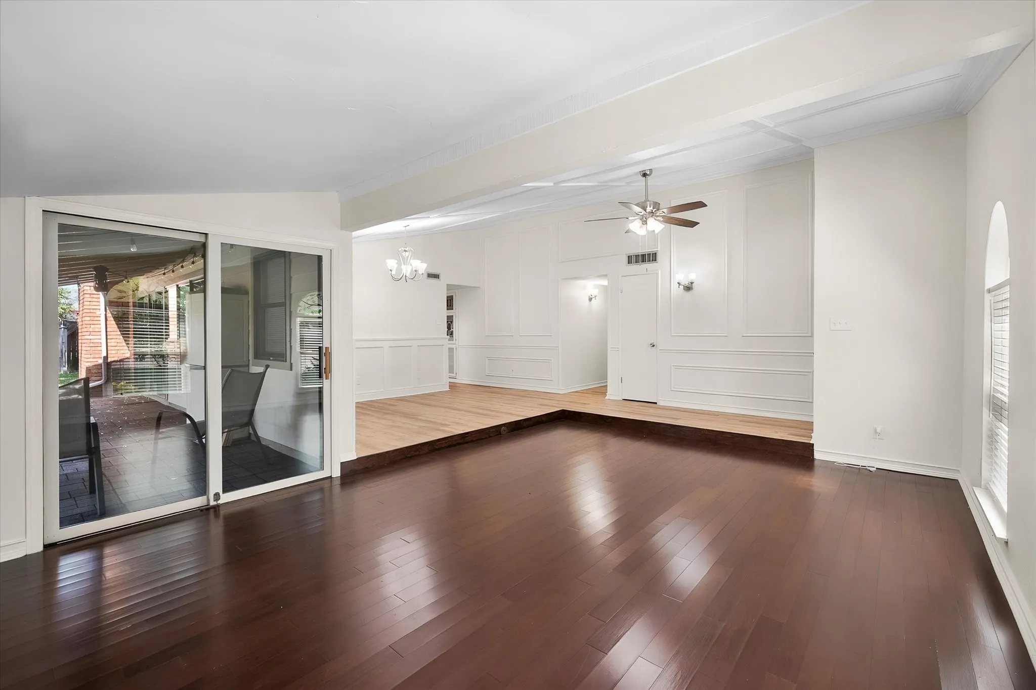 Single Family Residence For Sale in Tarrant County , 7520 Weatherwood Court, Fort Worth, Texas 76133, 3 Bedroom, 2 Bathroom, 2 Garage spaces, 1,914 Sqft, built in 1978, mls#21356304, Real Estate Agent in Fort Worth, Homes For Sale in Tarrant county, Homes For Sale in Fort Worth, Realtor in Fort Worth Texas, Real Estate Brokerage Independent Realty Texas, Luminita Cordes Realtor