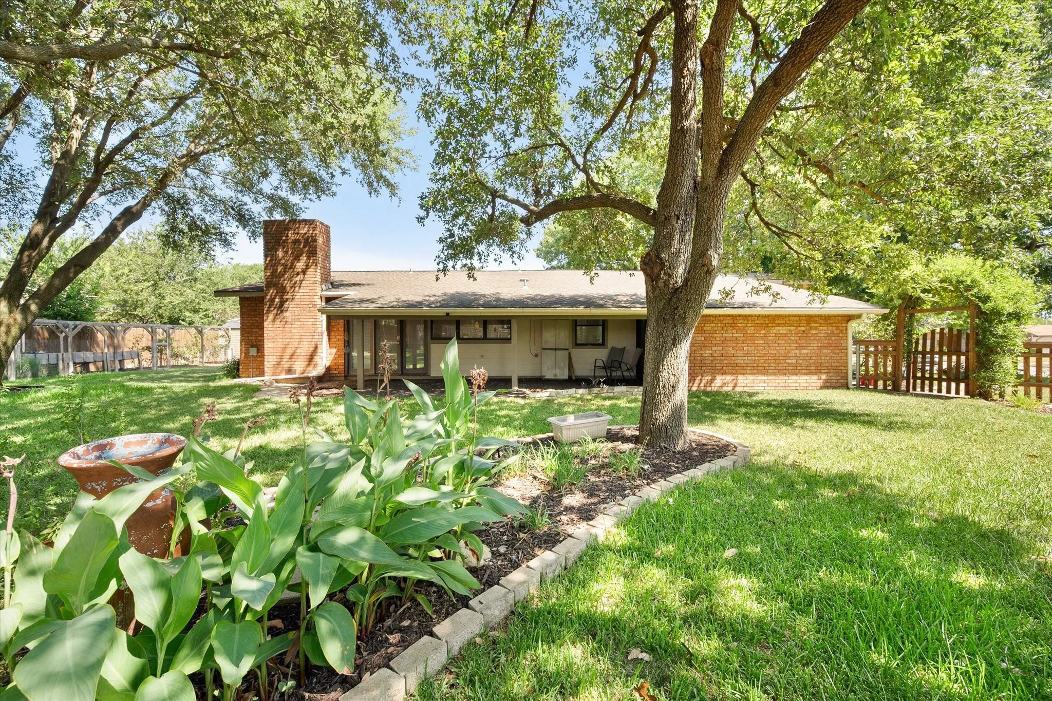 Single Family Residence For Sale in Tarrant County , 7520 Weatherwood Court, Fort Worth, Texas 76133, 3 Bedroom, 2 Bathroom, 2 Garage spaces, 1,914 Sqft, built in 1978, mls#21356304, Real Estate Agent in Fort Worth, Homes For Sale in Tarrant county, Homes For Sale in Fort Worth, Realtor in Fort Worth Texas, Real Estate Brokerage Independent Realty Texas, Luminita Cordes Realtor