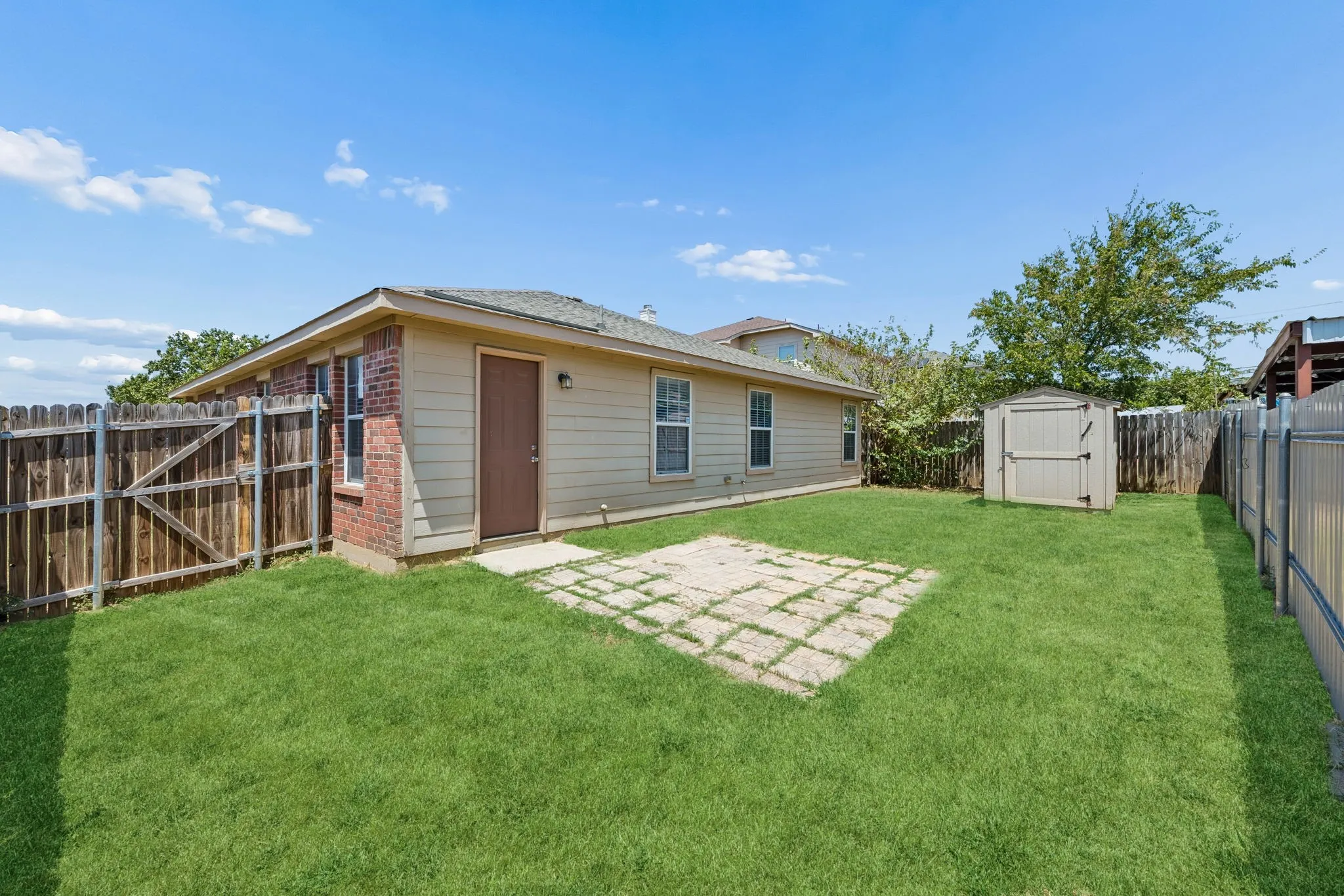 Single Family Residence For Sale in Tarrant County , 2609 Diver Court, Fort Worth, Texas 76119, 4 Bedroom, 2 Bathroom, 2 Garage spaces, 1,888 Sqft, built in 2003, mls#21357414, Real Estate Agent in Fort Worth, Homes For Sale in Tarrant county, Homes For Sale in Fort Worth, Realtor in Fort Worth Texas, Real Estate Brokerage Independent Realty Texas, Luminita Cordes Realtor