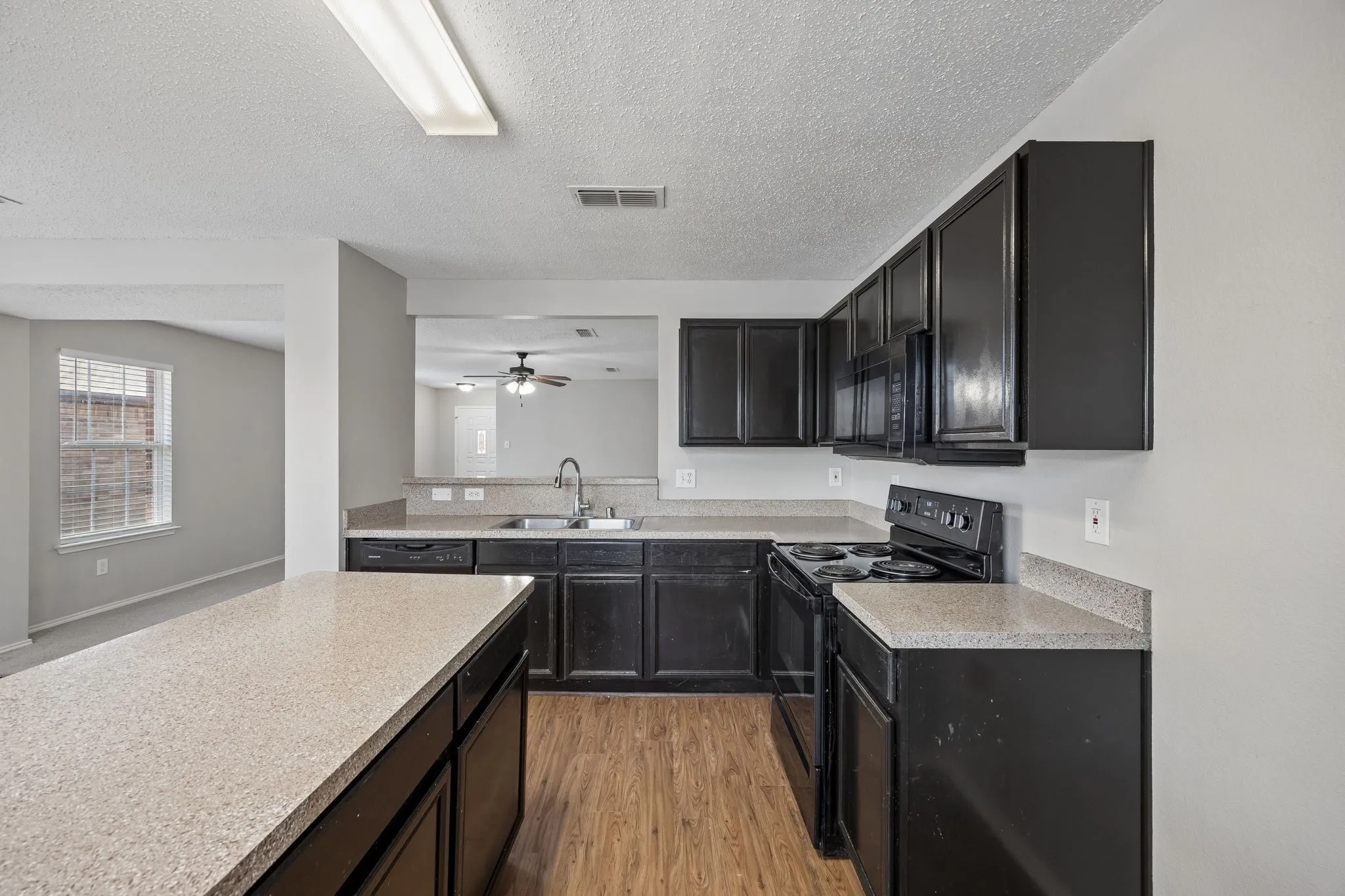 Single Family Residence For Sale in Tarrant County , 2609 Diver Court, Fort Worth, Texas 76119, 4 Bedroom, 2 Bathroom, 2 Garage spaces, 1,888 Sqft, built in 2003, mls#21357414, Real Estate Agent in Fort Worth, Homes For Sale in Tarrant county, Homes For Sale in Fort Worth, Realtor in Fort Worth Texas, Real Estate Brokerage Independent Realty Texas, Luminita Cordes Realtor