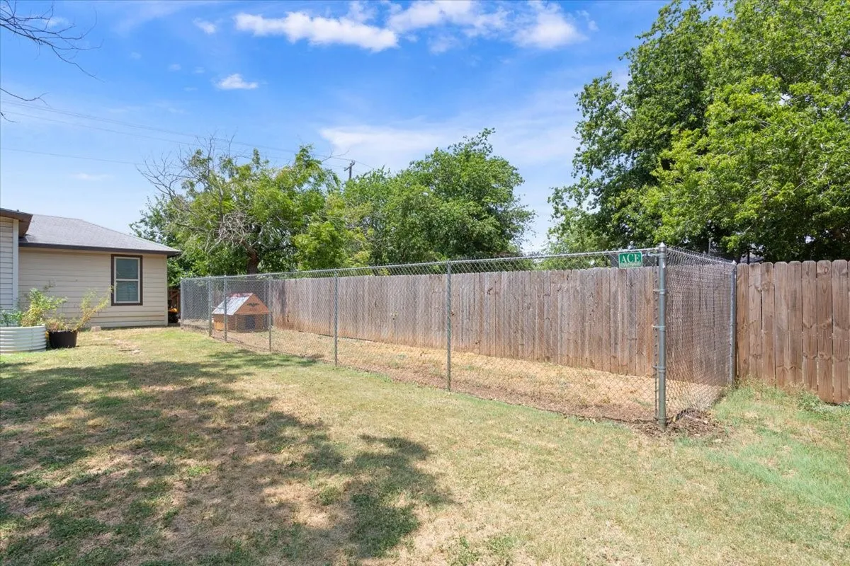 Single Family Residence For Sale in Mc Lennan County , 9142 5TH Street, Crawford, Texas 76638, 3 Bedroom, 2 Bathroom, Garage spaces, 1,384 Sqft, built in 1903, Price $235,000, mls#21354138, Real Estate Agent in Crawford, Homes For Sale in Mc Lennan county, Homes For Sale in Crawford, Realtor in Crawford Texas, Real Estate Brokerage Independent Realty Texas, Luminita Cordes Realtor