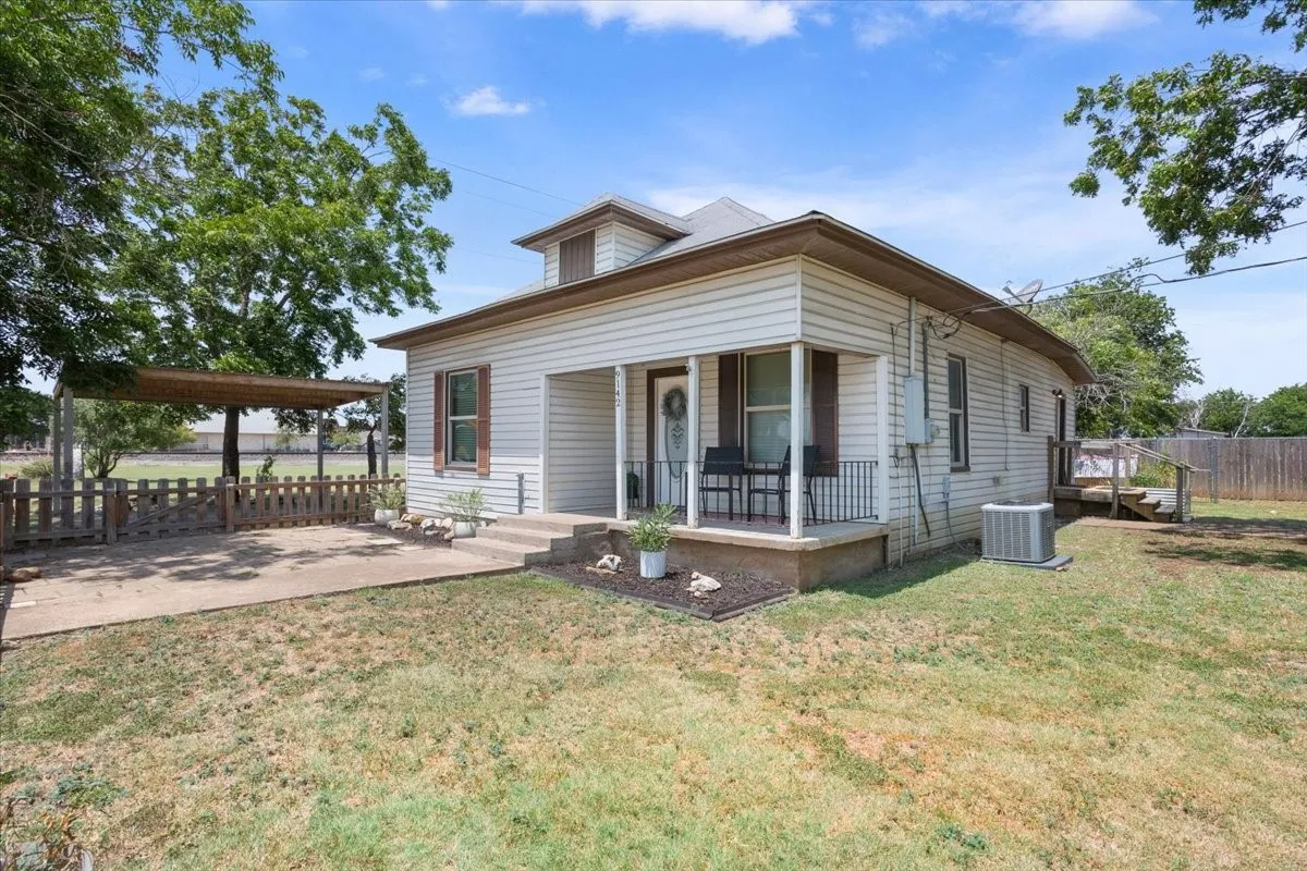 Single Family Residence For Sale in Mc Lennan County , 9142 5TH Street, Crawford, Texas 76638, 3 Bedroom, 2 Bathroom, Garage spaces, 1,384 Sqft, built in 1903, Price $235,000, mls#21354138, Real Estate Agent in Crawford, Homes For Sale in Mc Lennan county, Homes For Sale in Crawford, Realtor in Crawford Texas, Real Estate Brokerage Independent Realty Texas, Luminita Cordes Realtor