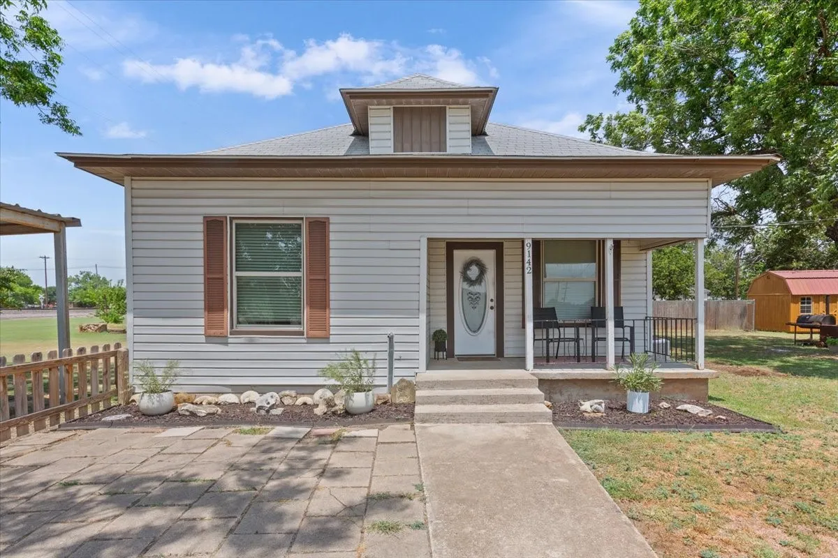Single Family Residence For Sale in Mc Lennan County , 9142 5TH Street, Crawford, Texas 76638, 3 Bedroom, 2 Bathroom, Garage spaces, 1,384 Sqft, built in 1903, Price $235,000, mls#21354138, Real Estate Agent in Crawford, Homes For Sale in Mc Lennan county, Homes For Sale in Crawford, Realtor in Crawford Texas, Real Estate Brokerage Independent Realty Texas, Luminita Cordes Realtor