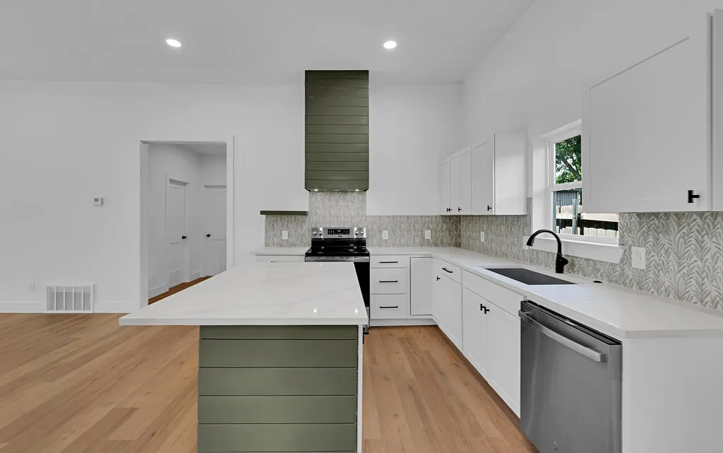 Single Family Residence For Sale in Mc Lennan County , 914 N 10th Street, Waco, Texas 76707, 3 Bedroom, 2 Bathroom, Garage spaces, 1,152 Sqft, built in 1925, mls#21357307, Real Estate Agent in Waco, Homes For Sale in Mc Lennan county, Homes For Sale in Waco, Realtor in Waco Texas, Real Estate Brokerage Independent Realty Texas, Luminita Cordes Realtor