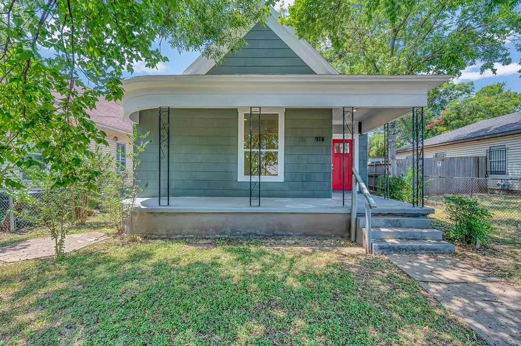 Single Family Residence For Sale in Mc Lennan County , 914 N 10th Street, Waco, Texas 76707, 3 Bedroom, 2 Bathroom, Garage spaces, 1,152 Sqft, built in 1925, mls#21357307, Real Estate Agent in Waco, Homes For Sale in Mc Lennan county, Homes For Sale in Waco, Realtor in Waco Texas, Real Estate Brokerage Independent Realty Texas, Luminita Cordes Realtor