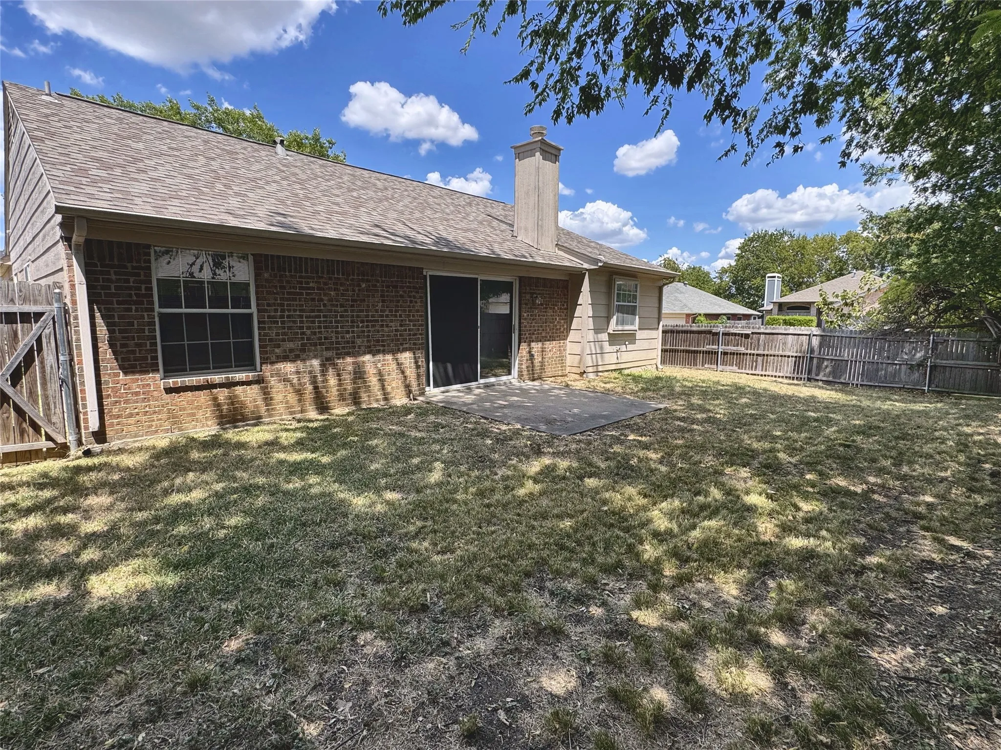 Single Family Residence For Sale in Tarrant County , 800 Bracken Place, Arlington, Texas 76017, 3 Bedroom, 2 Bathroom, 2 Garage spaces, 1,406 Sqft, built in 1987, mls#21355966, Real Estate Agent in Arlington, Homes For Sale in Tarrant county, Homes For Sale in Arlington, Realtor in Arlington Texas, Real Estate Brokerage Independent Realty Texas, Luminita Cordes Realtor