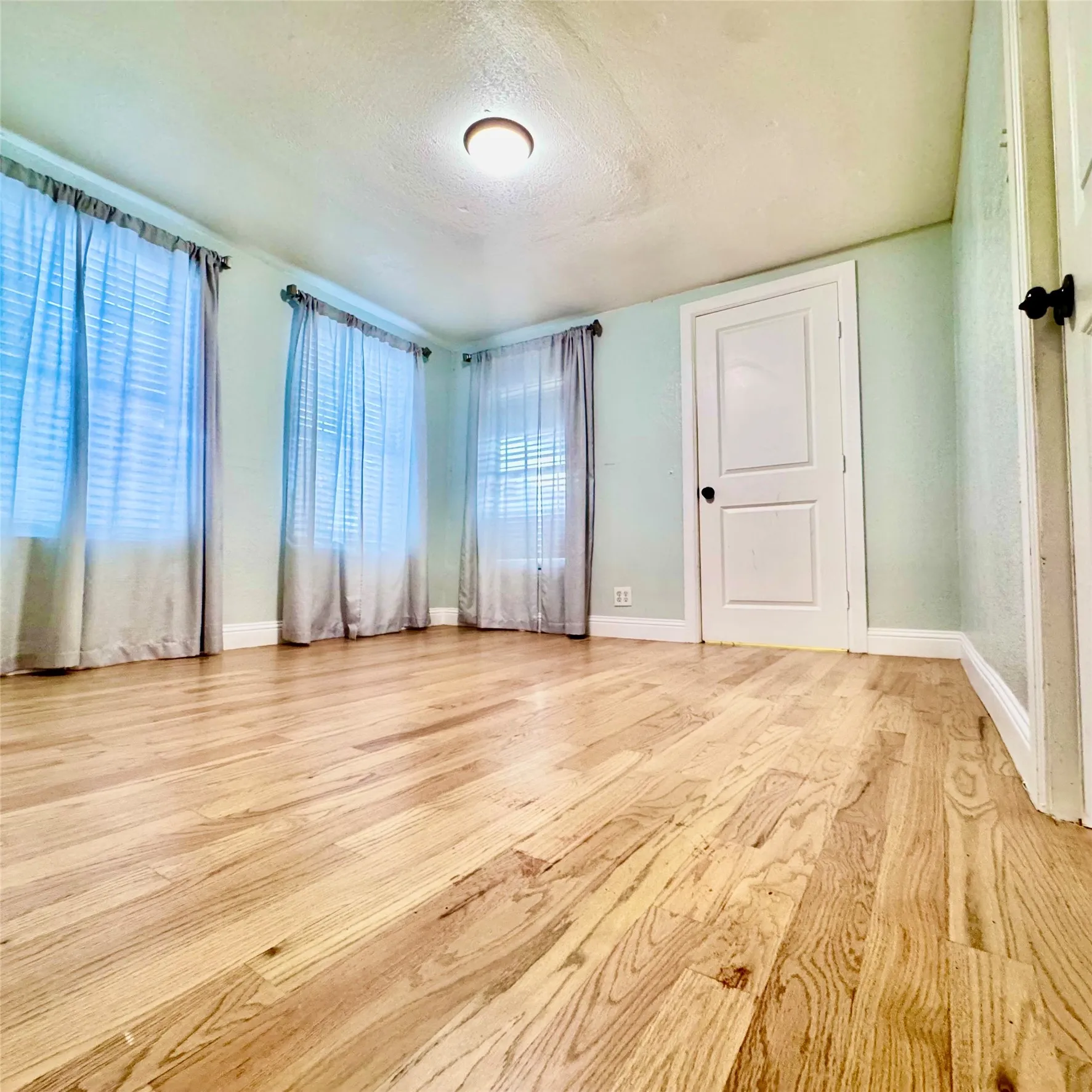 Single Family Residence For Sale in Tarrant County , 1912 Hurley Avenue, Fort Worth, Texas 76110, 3 Bedroom, 1 Bathroom, Garage spaces, 1,357 Sqft, built in 1917, mls#21354479, Real Estate Agent in Fort Worth, Homes For Sale in Tarrant county, Homes For Sale in Fort Worth, Realtor in Fort Worth Texas, Real Estate Brokerage Independent Realty Texas, Luminita Cordes Realtor