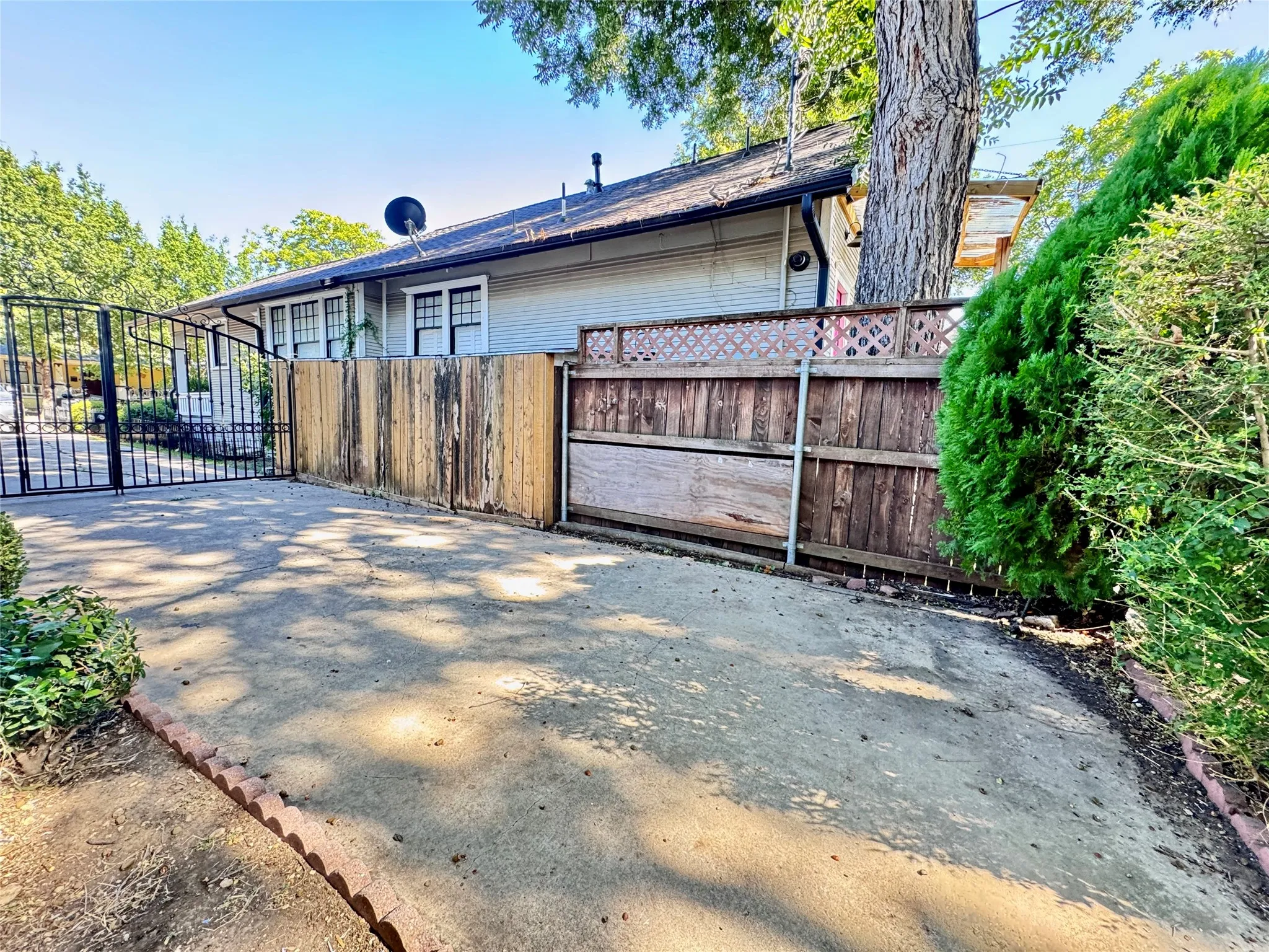 Single Family Residence For Sale in Tarrant County , 1912 Hurley Avenue, Fort Worth, Texas 76110, 3 Bedroom, 1 Bathroom, Garage spaces, 1,357 Sqft, built in 1917, mls#21354479, Real Estate Agent in Fort Worth, Homes For Sale in Tarrant county, Homes For Sale in Fort Worth, Realtor in Fort Worth Texas, Real Estate Brokerage Independent Realty Texas, Luminita Cordes Realtor