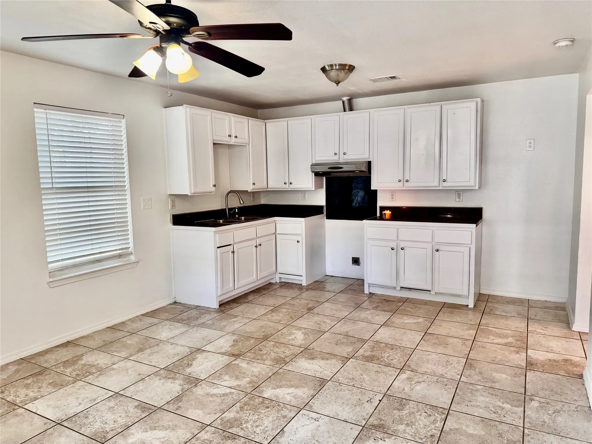 Single Family Residence For Sale in Tarrant County , 1912 Hurley Avenue, Fort Worth, Texas 76110, 3 Bedroom, 1 Bathroom, Garage spaces, 1,357 Sqft, built in 1917, mls#21354479, Real Estate Agent in Fort Worth, Homes For Sale in Tarrant county, Homes For Sale in Fort Worth, Realtor in Fort Worth Texas, Real Estate Brokerage Independent Realty Texas, Luminita Cordes Realtor