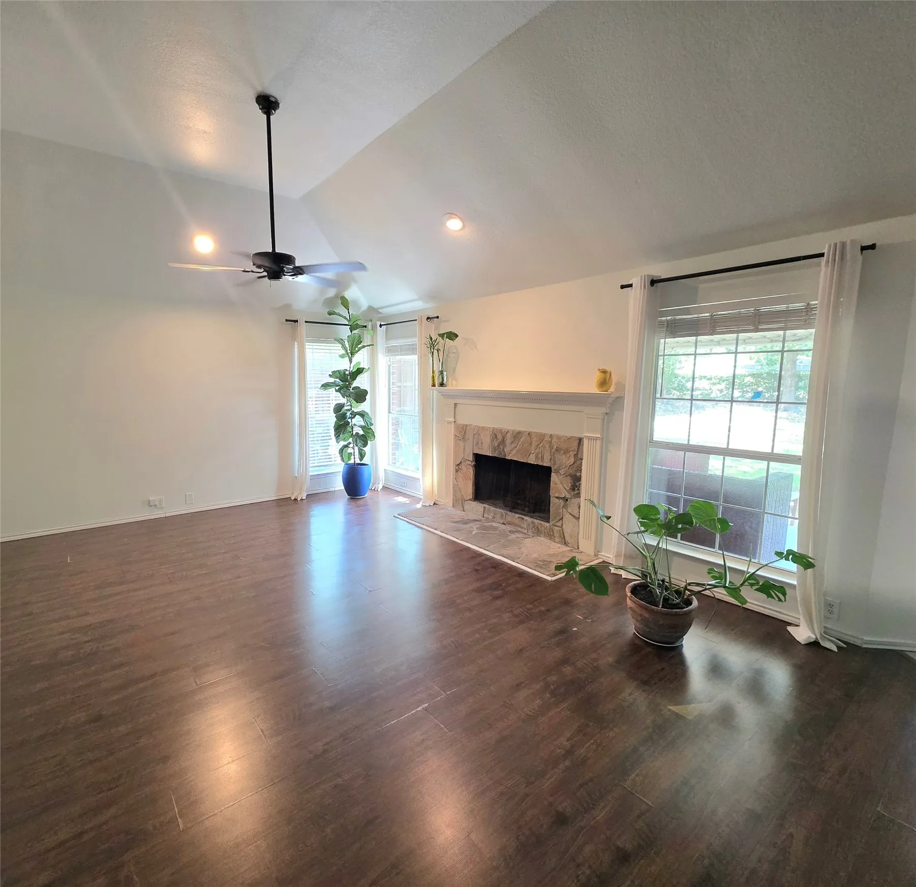 Single Family Residence For Rent in Rockwall County , 207 Julian Drive, Rockwall, Texas 75087, 3 Bedroom, 2 Bathroom, 2 Garage spaces, 2,280 Sqft, built in 1997, mls#21357178, Real Estate Agent in Rockwall, Homes For Rent in Rockwall county, Homes For Rent in Rockwall, Realtor in Rockwall Texas, Real Estate Brokerage Independent Realty Texas, Luminita Cordes Realtor