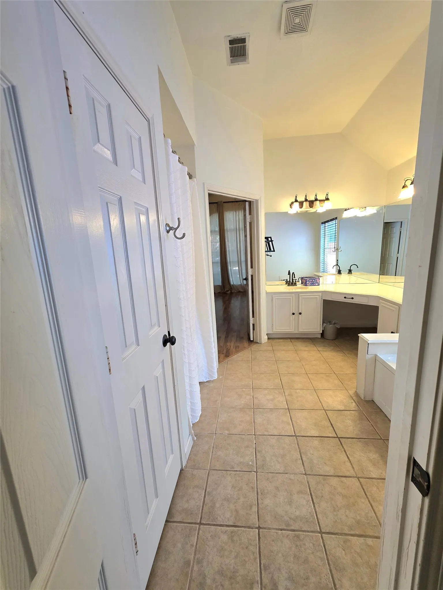 Single Family Residence For Rent in Rockwall County , 207 Julian Drive, Rockwall, Texas 75087, 3 Bedroom, 2 Bathroom, 2 Garage spaces, 2,280 Sqft, built in 1997, mls#21357178, Real Estate Agent in Rockwall, Homes For Rent in Rockwall county, Homes For Rent in Rockwall, Realtor in Rockwall Texas, Real Estate Brokerage Independent Realty Texas, Luminita Cordes Realtor