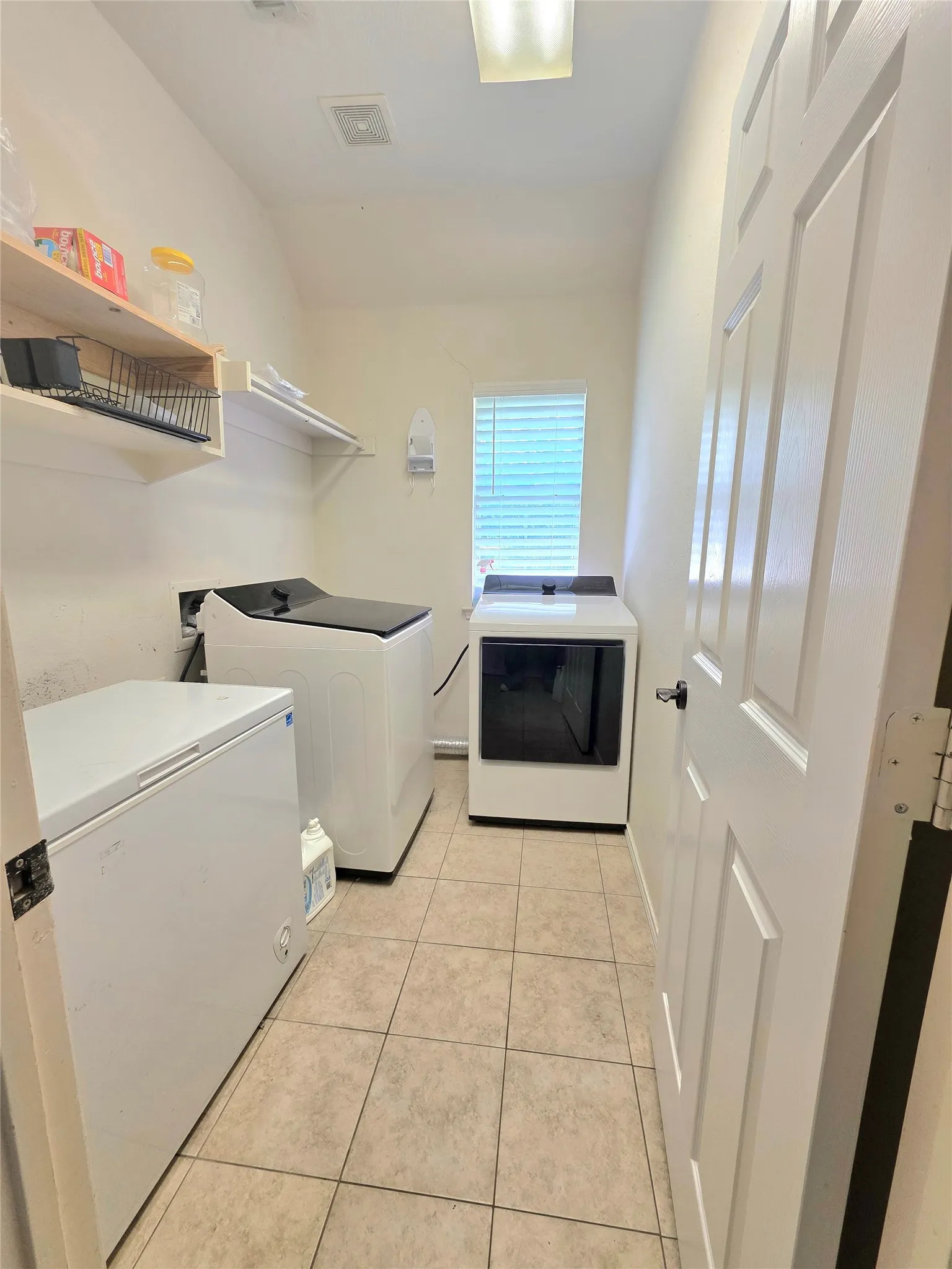Single Family Residence For Rent in Rockwall County , 207 Julian Drive, Rockwall, Texas 75087, 3 Bedroom, 2 Bathroom, 2 Garage spaces, 2,280 Sqft, built in 1997, mls#21357178, Real Estate Agent in Rockwall, Homes For Rent in Rockwall county, Homes For Rent in Rockwall, Realtor in Rockwall Texas, Real Estate Brokerage Independent Realty Texas, Luminita Cordes Realtor