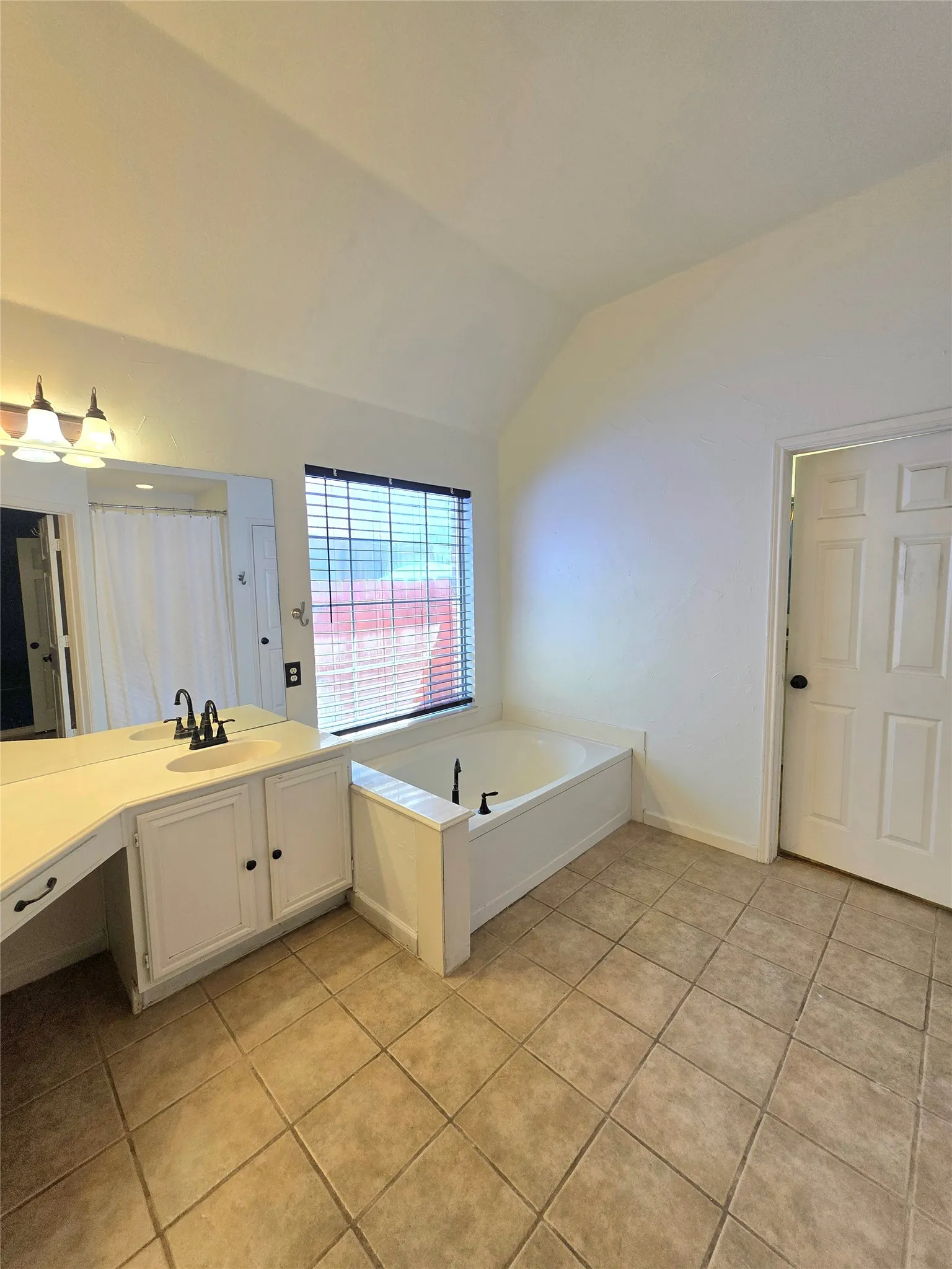 Single Family Residence For Rent in Rockwall County , 207 Julian Drive, Rockwall, Texas 75087, 3 Bedroom, 2 Bathroom, 2 Garage spaces, 2,280 Sqft, built in 1997, mls#21357178, Real Estate Agent in Rockwall, Homes For Rent in Rockwall county, Homes For Rent in Rockwall, Realtor in Rockwall Texas, Real Estate Brokerage Independent Realty Texas, Luminita Cordes Realtor