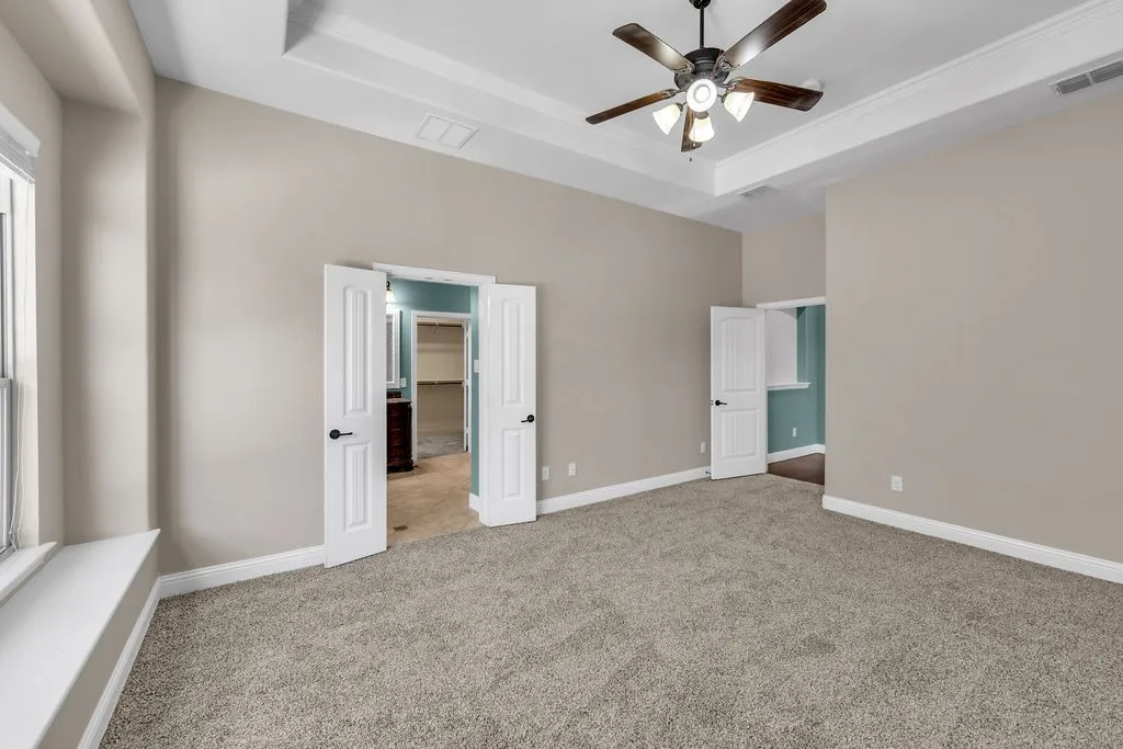 Tray ceiling with crown molding and ceiling fan
