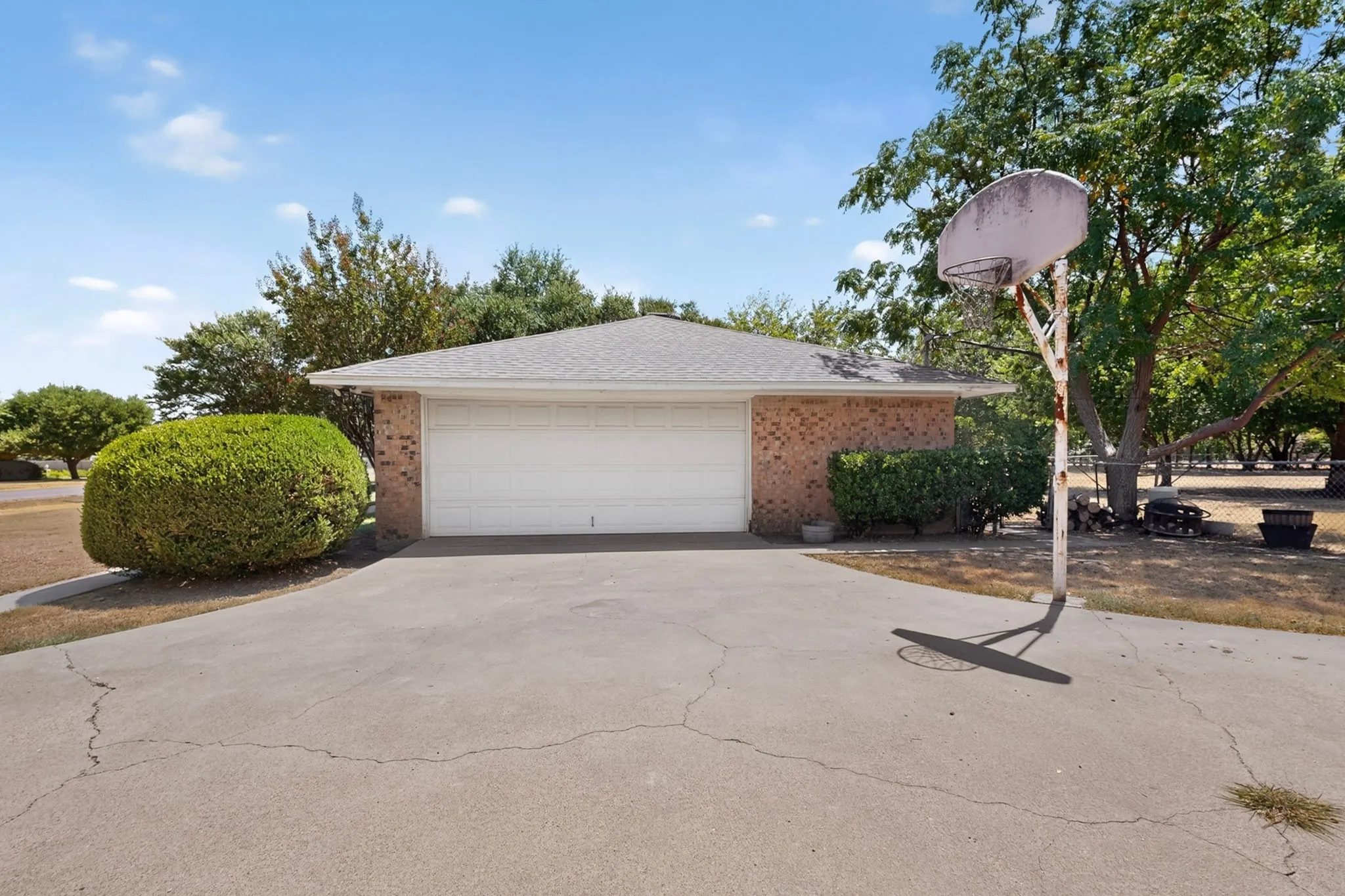 Single Family Residence For Sale in Ellis County , 105 Prairie Creek Road, Red Oak, Texas 75154, 3 Bedroom, 2 Bathroom, 2 Garage spaces, 1,420 Sqft, built in 1983, mls#21358588, Real Estate Agent in Red Oak, Homes For Sale in Ellis county, Homes For Sale in Red Oak, Realtor in Red Oak Texas, Real Estate Brokerage Independent Realty Texas, Luminita Cordes Realtor