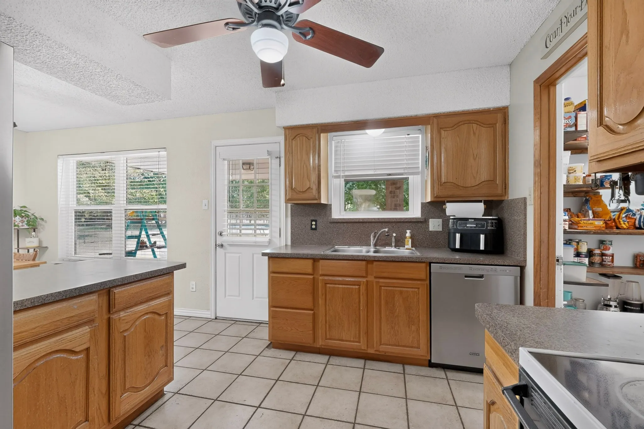 Single Family Residence For Sale in Ellis County , 105 Prairie Creek Road, Red Oak, Texas 75154, 3 Bedroom, 2 Bathroom, 2 Garage spaces, 1,420 Sqft, built in 1983, mls#21358588, Real Estate Agent in Red Oak, Homes For Sale in Ellis county, Homes For Sale in Red Oak, Realtor in Red Oak Texas, Real Estate Brokerage Independent Realty Texas, Luminita Cordes Realtor