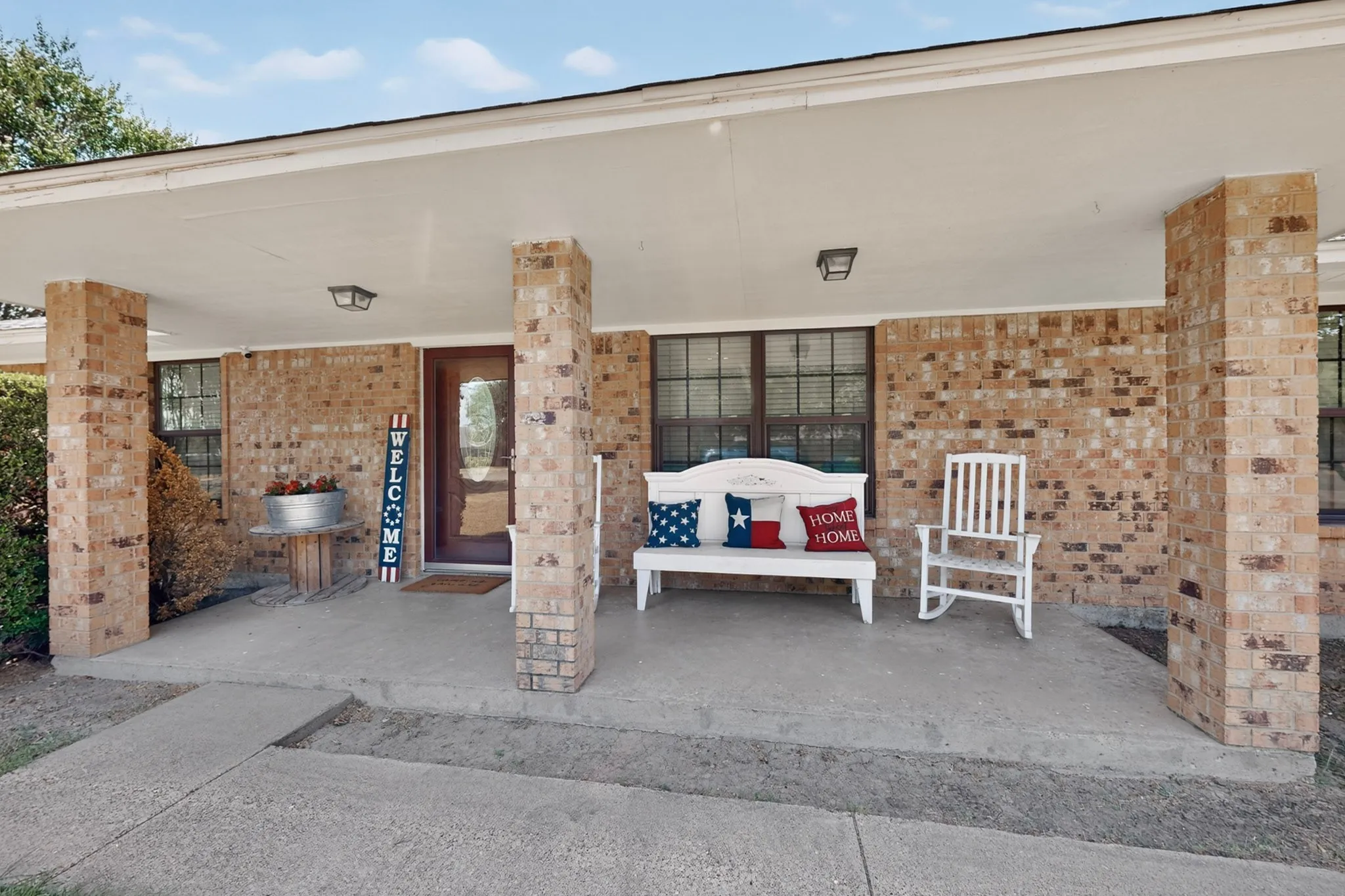 Single Family Residence For Sale in Ellis County , 105 Prairie Creek Road, Red Oak, Texas 75154, 3 Bedroom, 2 Bathroom, 2 Garage spaces, 1,420 Sqft, built in 1983, mls#21358588, Real Estate Agent in Red Oak, Homes For Sale in Ellis county, Homes For Sale in Red Oak, Realtor in Red Oak Texas, Real Estate Brokerage Independent Realty Texas, Luminita Cordes Realtor