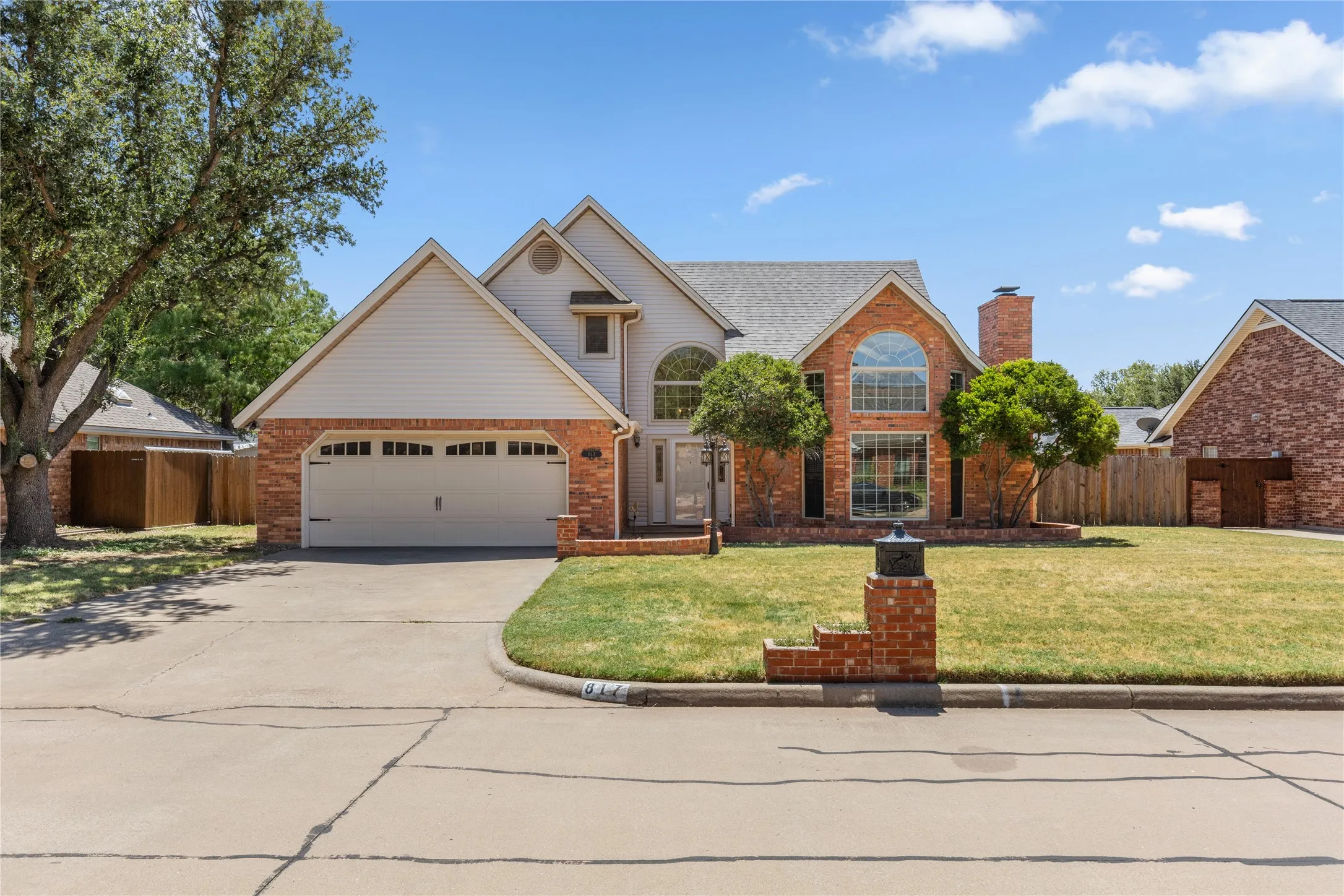 Single Family Residence For Sale in Wichita County , 817 Arapaho Drive, Burkburnett, Texas 76354, 3 Bedroom, 2 Bathroom, 2 Garage spaces, 1,938 Sqft, built in 1986, mls#21356827, Real Estate Agent in Burkburnett, Homes For Sale in Wichita county, Homes For Sale in Burkburnett, Realtor in Burkburnett Texas, Real Estate Brokerage Independent Realty Texas, Luminita Cordes Realtor