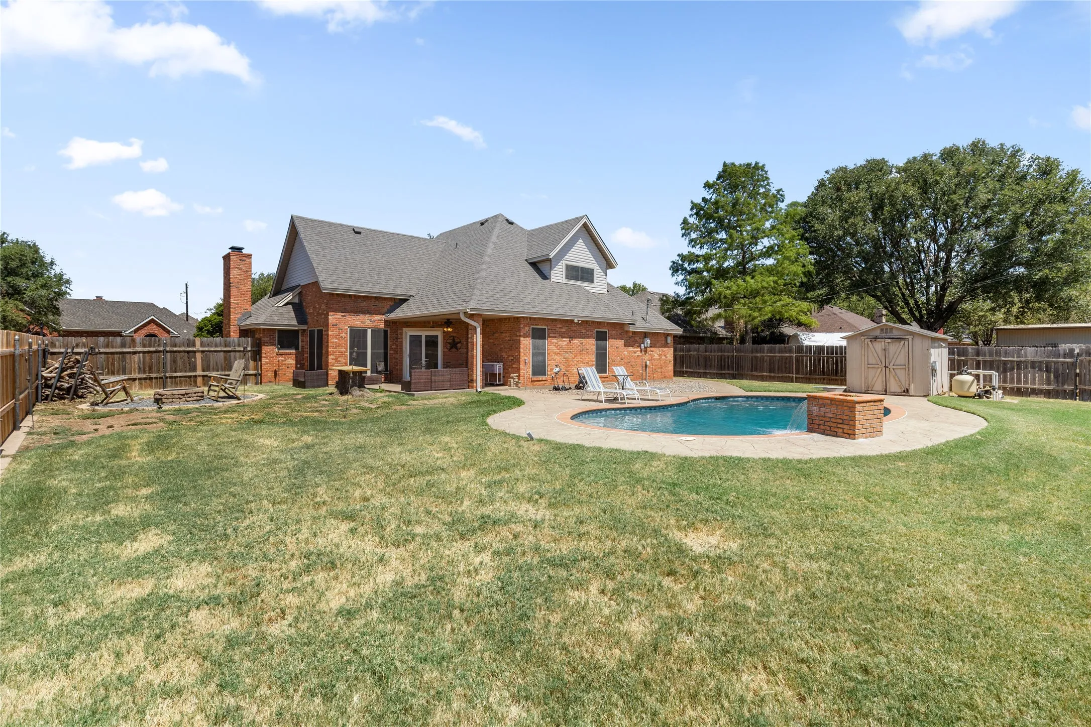 Single Family Residence For Sale in Wichita County , 817 Arapaho Drive, Burkburnett, Texas 76354, 3 Bedroom, 2 Bathroom, 2 Garage spaces, 1,938 Sqft, built in 1986, mls#21356827, Real Estate Agent in Burkburnett, Homes For Sale in Wichita county, Homes For Sale in Burkburnett, Realtor in Burkburnett Texas, Real Estate Brokerage Independent Realty Texas, Luminita Cordes Realtor