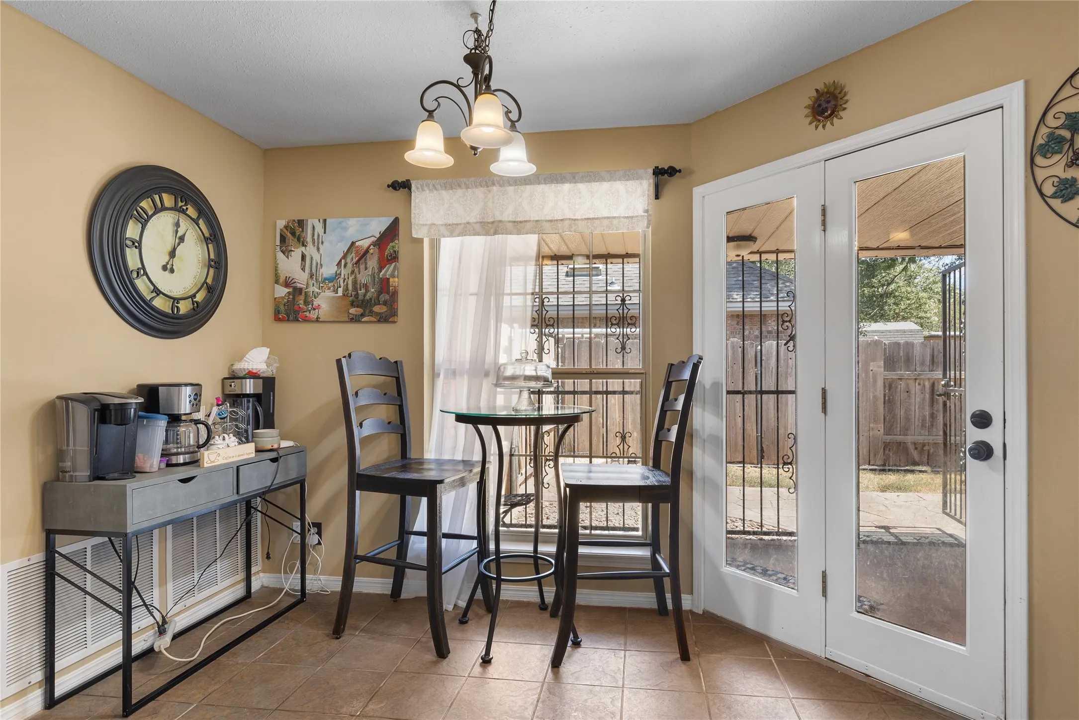 Single Family Residence For Sale in Wichita County , 817 Arapaho Drive, Burkburnett, Texas 76354, 3 Bedroom, 2 Bathroom, 2 Garage spaces, 1,938 Sqft, built in 1986, mls#21356827, Real Estate Agent in Burkburnett, Homes For Sale in Wichita county, Homes For Sale in Burkburnett, Realtor in Burkburnett Texas, Real Estate Brokerage Independent Realty Texas, Luminita Cordes Realtor
