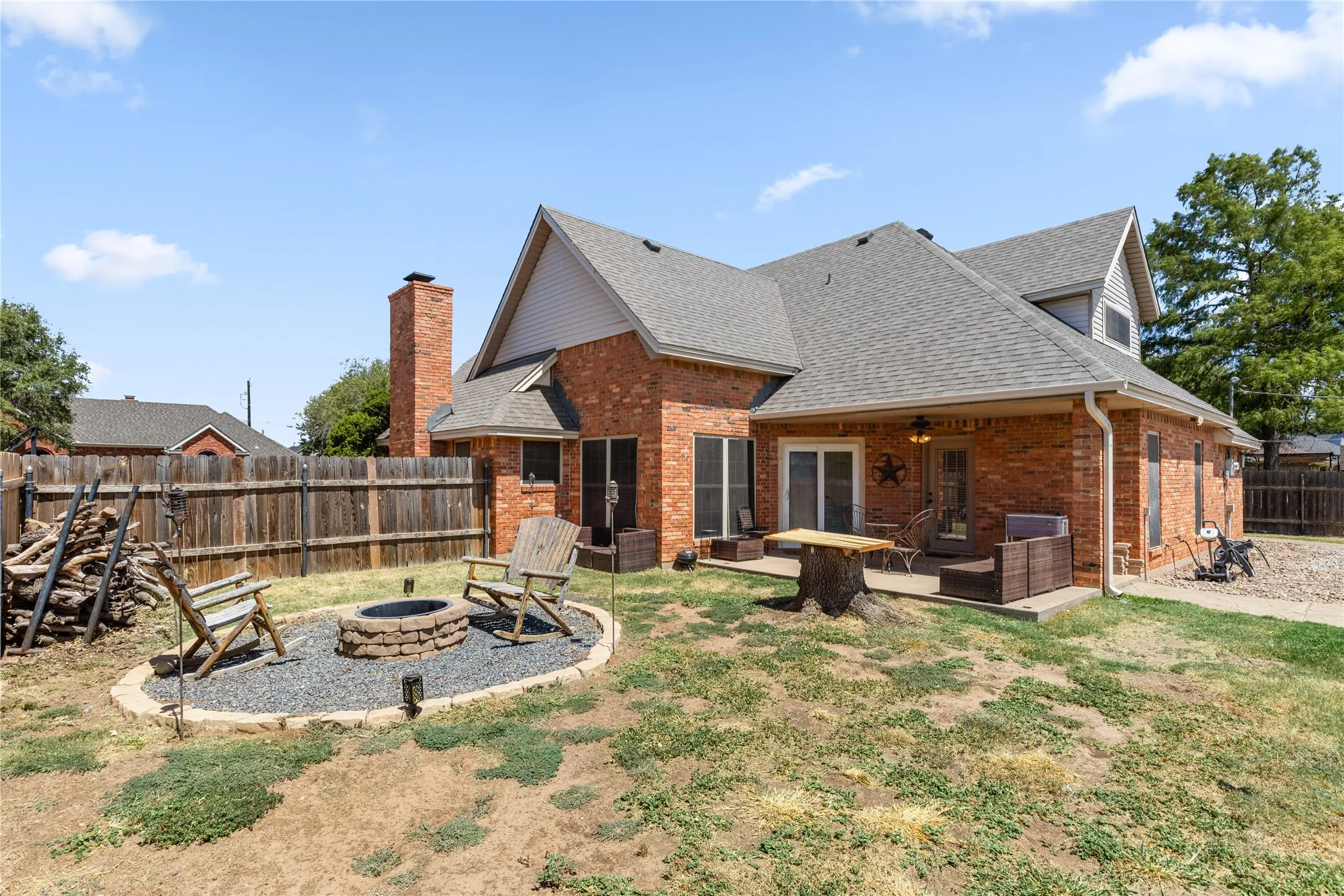 Single Family Residence For Sale in Wichita County , 817 Arapaho Drive, Burkburnett, Texas 76354, 3 Bedroom, 2 Bathroom, 2 Garage spaces, 1,938 Sqft, built in 1986, mls#21356827, Real Estate Agent in Burkburnett, Homes For Sale in Wichita county, Homes For Sale in Burkburnett, Realtor in Burkburnett Texas, Real Estate Brokerage Independent Realty Texas, Luminita Cordes Realtor