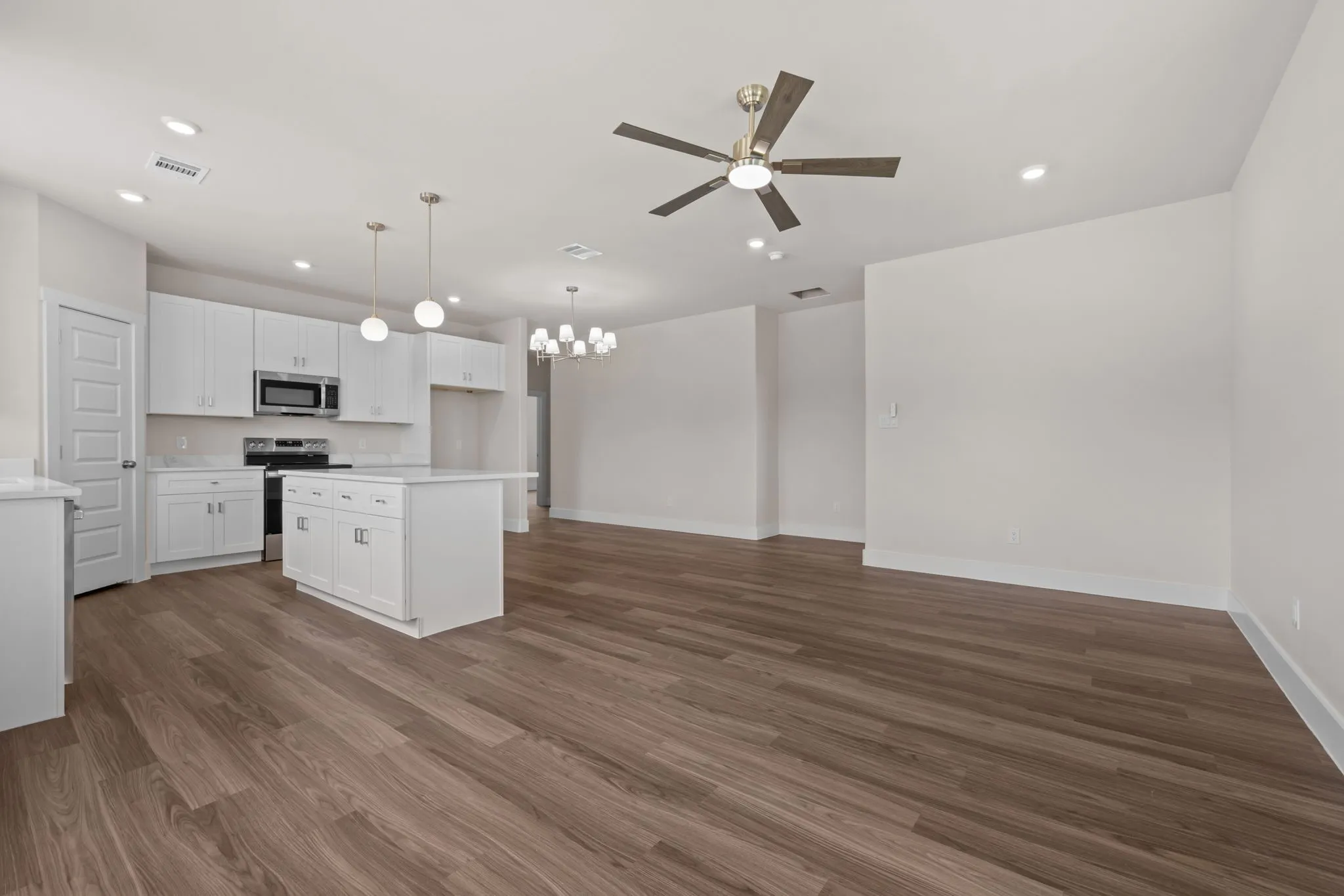 Single Family Residence For Sale in Hood County , 2623 Creekview Drive, Granbury, Texas 76048, 3 Bedroom, 2 Bathroom, 1 Garage spaces, 1,313 Sqft, built in 2026, mls#21355993, Real Estate Agent in Granbury, Homes For Sale in Hood county, Homes For Sale in Granbury, Realtor in Granbury Texas, Real Estate Brokerage Independent Realty Texas, Luminita Cordes Realtor