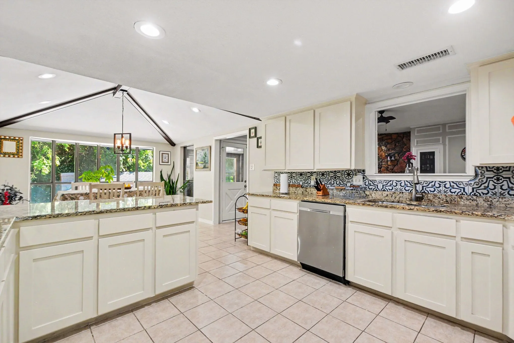 Single Family Residence For Sale in Dallas County , 175 E Pleasant Run Road, Cedar Hill, Texas 75104, 3 Bedroom, 2 Bathroom, Garage spaces, 2,554 Sqft, built in 1980, mls#21346878, Real Estate Agent in Cedar Hill, Homes For Sale in Dallas county, Homes For Sale in Cedar Hill, Realtor in Cedar Hill Texas, Real Estate Brokerage Independent Realty Texas, Luminita Cordes Realtor