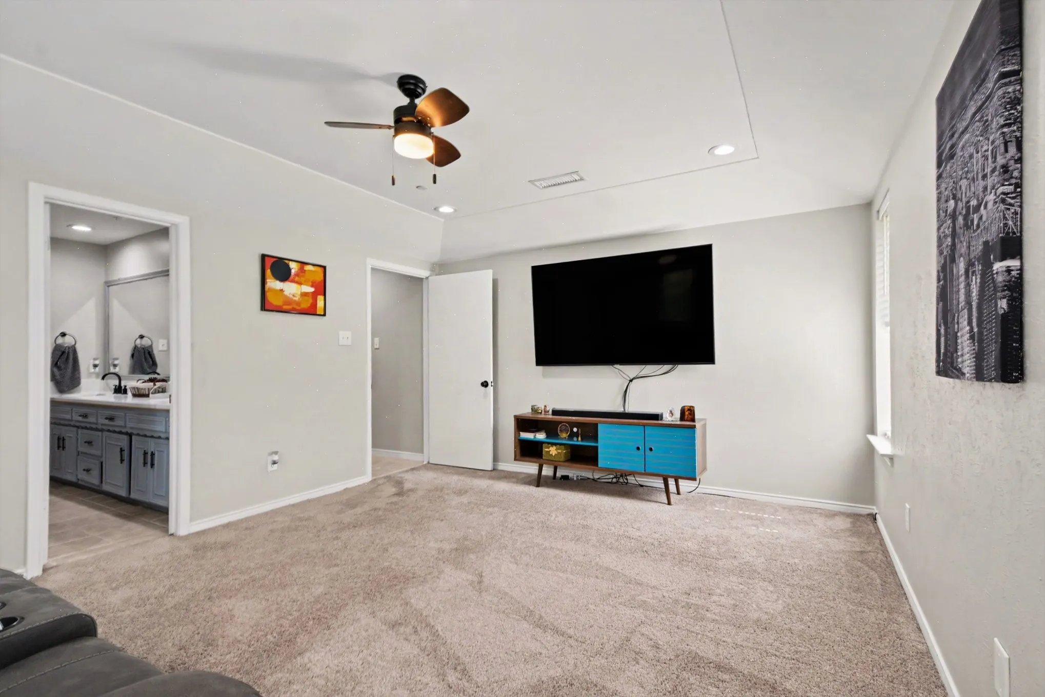Single Family Residence For Sale in Dallas County , 175 E Pleasant Run Road, Cedar Hill, Texas 75104, 3 Bedroom, 2 Bathroom, Garage spaces, 2,554 Sqft, built in 1980, mls#21346878, Real Estate Agent in Cedar Hill, Homes For Sale in Dallas county, Homes For Sale in Cedar Hill, Realtor in Cedar Hill Texas, Real Estate Brokerage Independent Realty Texas, Luminita Cordes Realtor