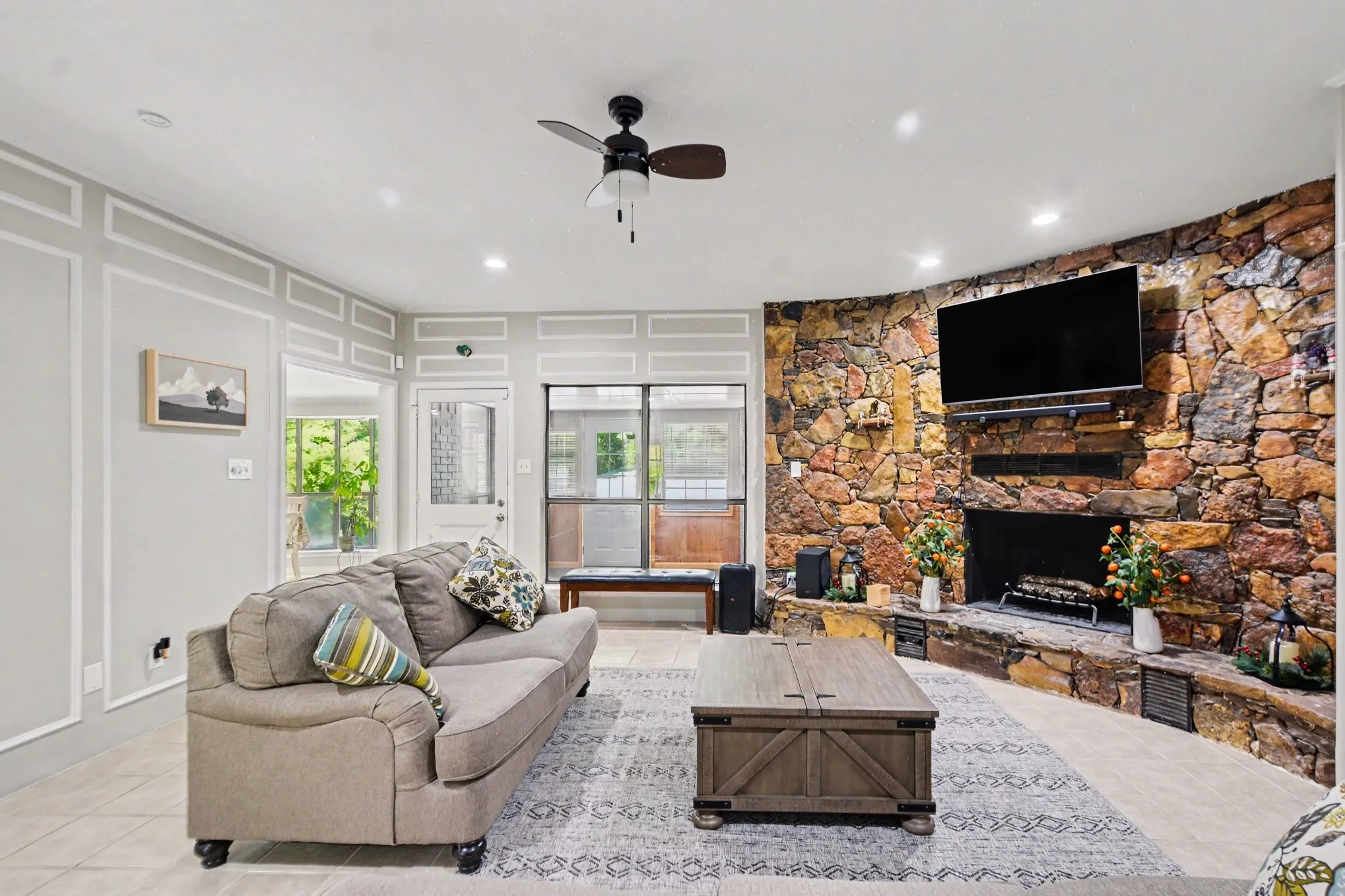 Single Family Residence For Sale in Dallas County , 175 E Pleasant Run Road, Cedar Hill, Texas 75104, 3 Bedroom, 2 Bathroom, Garage spaces, 2,554 Sqft, built in 1980, mls#21346878, Real Estate Agent in Cedar Hill, Homes For Sale in Dallas county, Homes For Sale in Cedar Hill, Realtor in Cedar Hill Texas, Real Estate Brokerage Independent Realty Texas, Luminita Cordes Realtor