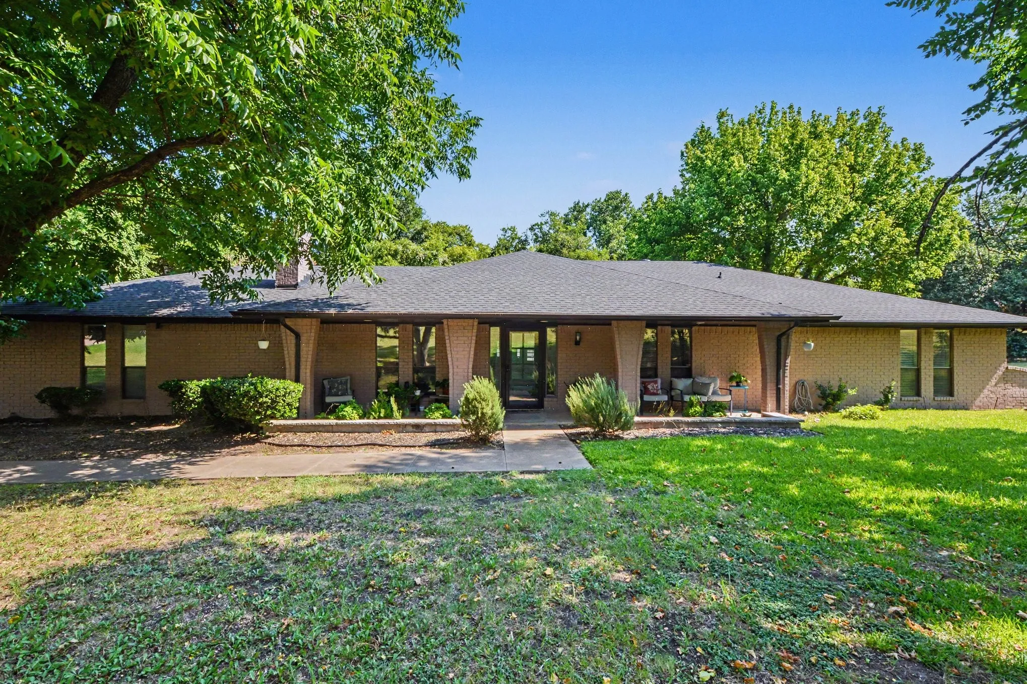 Single Family Residence For Sale in Dallas County , 175 E Pleasant Run Road, Cedar Hill, Texas 75104, 3 Bedroom, 2 Bathroom, Garage spaces, 2,554 Sqft, built in 1980, mls#21346878, Real Estate Agent in Cedar Hill, Homes For Sale in Dallas county, Homes For Sale in Cedar Hill, Realtor in Cedar Hill Texas, Real Estate Brokerage Independent Realty Texas, Luminita Cordes Realtor