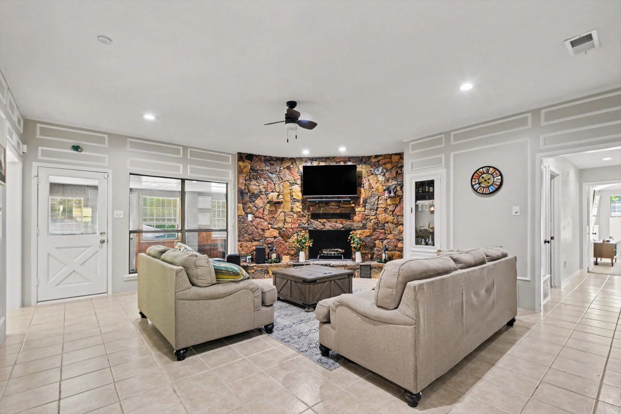 Single Family Residence For Sale in Dallas County , 175 E Pleasant Run Road, Cedar Hill, Texas 75104, 3 Bedroom, 2 Bathroom, Garage spaces, 2,554 Sqft, built in 1980, mls#21346878, Real Estate Agent in Cedar Hill, Homes For Sale in Dallas county, Homes For Sale in Cedar Hill, Realtor in Cedar Hill Texas, Real Estate Brokerage Independent Realty Texas, Luminita Cordes Realtor