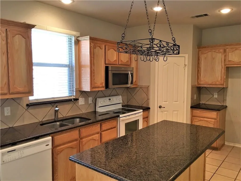 Single Family Residence For Rent in Tarrant County , 8004 Ranchvale Lane, Arlington, Texas 76002, 4 Bedroom, 2 Bathroom, 2 Garage spaces, 2,045 Sqft, built in 2004, mls#21353078, Real Estate Agent in Arlington, Homes For Rent in Tarrant county, Homes For Rent in Arlington, Realtor in Arlington Texas, Real Estate Brokerage Independent Realty Texas, Luminita Cordes Realtor